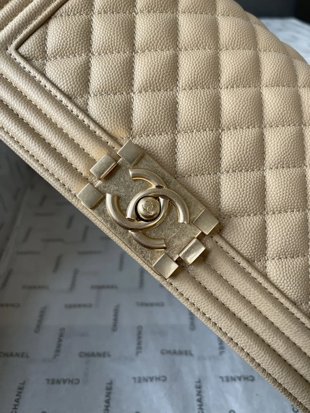 顶级货_厂p650 法国•高端定制品 Chane1 Classic Bag A67086 leboy-鱼子酱辣妈款 2020年Chane1最新概念~经典辣妈系列 时尚、高雅、尊贵!一直是国际明星、贵妇们必备的时尚宠儿。 结合一切经典的创作思维,这款包是Karl Lagerfeld和新任总监Virginie Viard一起设计的 也是老佛爷给我们留下最后的礼物 简直是小香一切经典元素的结合,辣妈款包型经典、时尚、贵气大方,让人一眼钟情! 看到它的第一眼的时候 Always miss him可手拿斜挎侧背肩背手提 简直是一款完美百搭包! 大师傅精工打造,细节完美无瑕,采用顶级复古五金配件+进口鱼子酱牛皮,内配专柜同版小羊皮内里,摸起来手感很柔软的很舒服 喜翻~ 时尚在转动,但经典永远不变! size:底长24.5-高14-宽9CM 肩带长度104CM 【实物更给力哦】