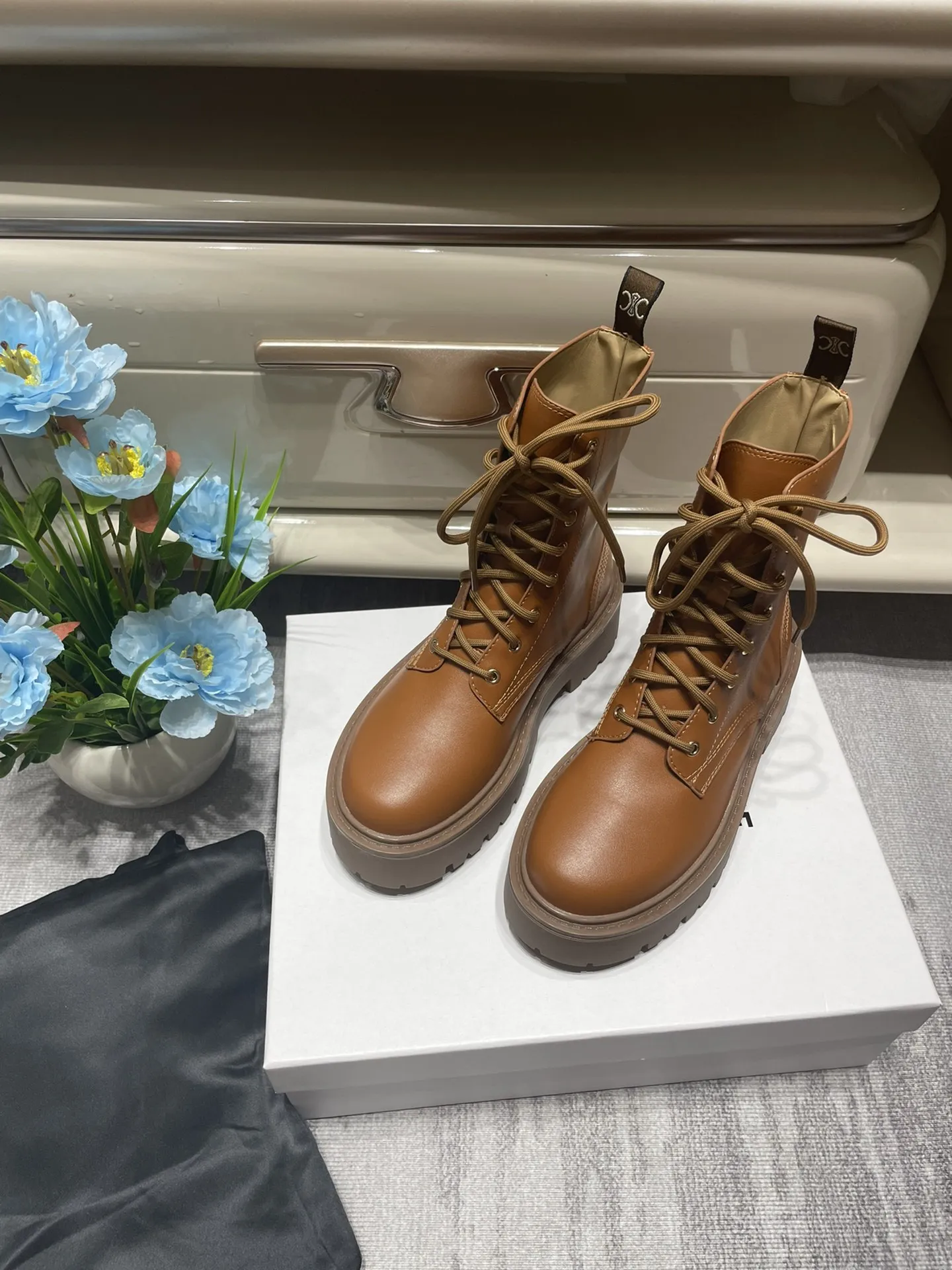 橙子出厂价💰150 CELINE 赛琳秋冬新款 系带厚底短靴 机车靴马丁靴 两个颜色选择，质量杆杆的，系带休闲，上脚很机车有范，推荐给大家！ 颜色：黑色、棕色 码数：35-40