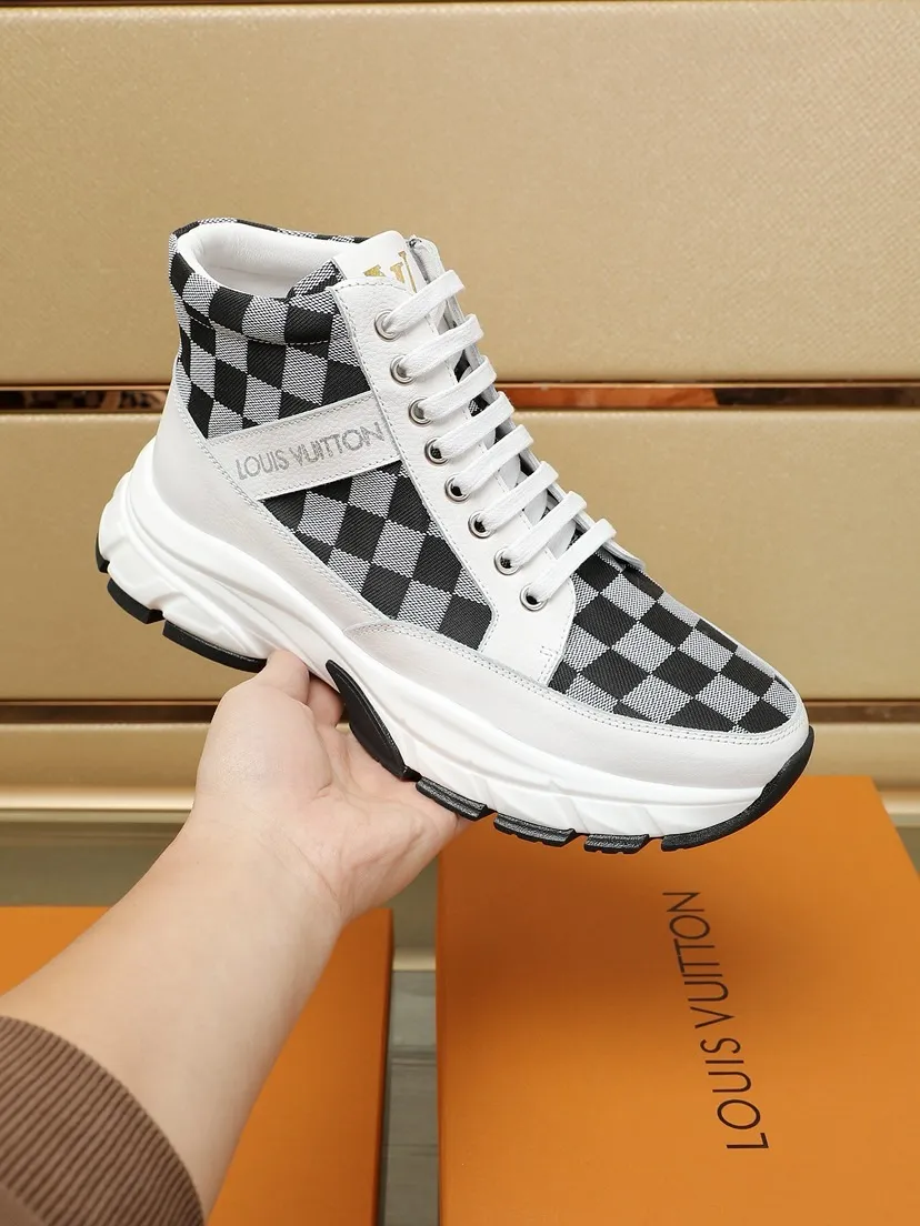 工厂P250💰《LOUI* VUITTO*》爆款男士休闲鞋 💯代购级别品质，鞋面由原版材料搭配牛皮、实物超闪⚡️ 时尚百搭 鞋头楦型挺而饱满，鞋底LV原厂开模随意进出 上脚轻便舒适~纯手工制作，细节决定品质！颜色：两色可选。Size:38-44（45定做）