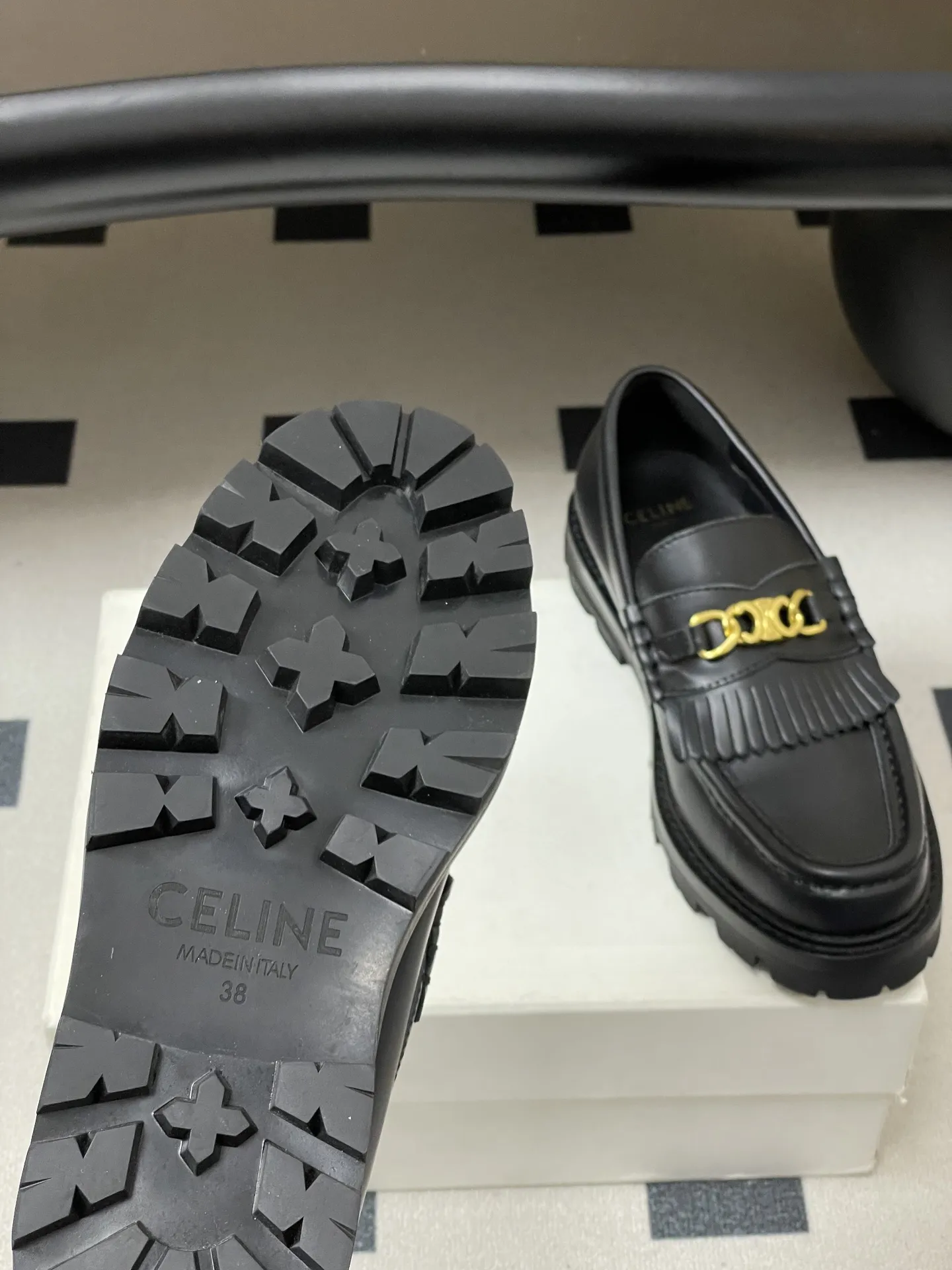 p310-顶级品质 26Fw春夏新款 CELINE 赛琳/思琳 经典凯旋门金属扣乐福鞋流苏吊坠一脚蹬厚底小皮鞋 鞋身点缀凯旋门金属扣/金属流苏，部分款还有金属饰牌，轻奢辨识度拉满。厚底+乐福鞋型，&ldquo;一脚蹬&rdquo;穿脱方便，厚底既增高又比细跟更稳；方头设计修饰脚型，不挤脚趾。 采用亮面/哑光皮革，质感细腻耐用；部分款加入流苏、缝线等复古元素，风格更丰富。属于&ldquo;百搭款&rdquo;搭西装是通勤精英风，搭牛仔裤是松弛休闲感，棕/黑/焦糖色等配色适配不同穿搭场景。 鞋面：定制牛皮 内里垫脚：牛皮 鞋底：真皮沿条/原版私模进口材质多层组合大底 跟高：3cm 码数：35-39（40.41定做不退换）