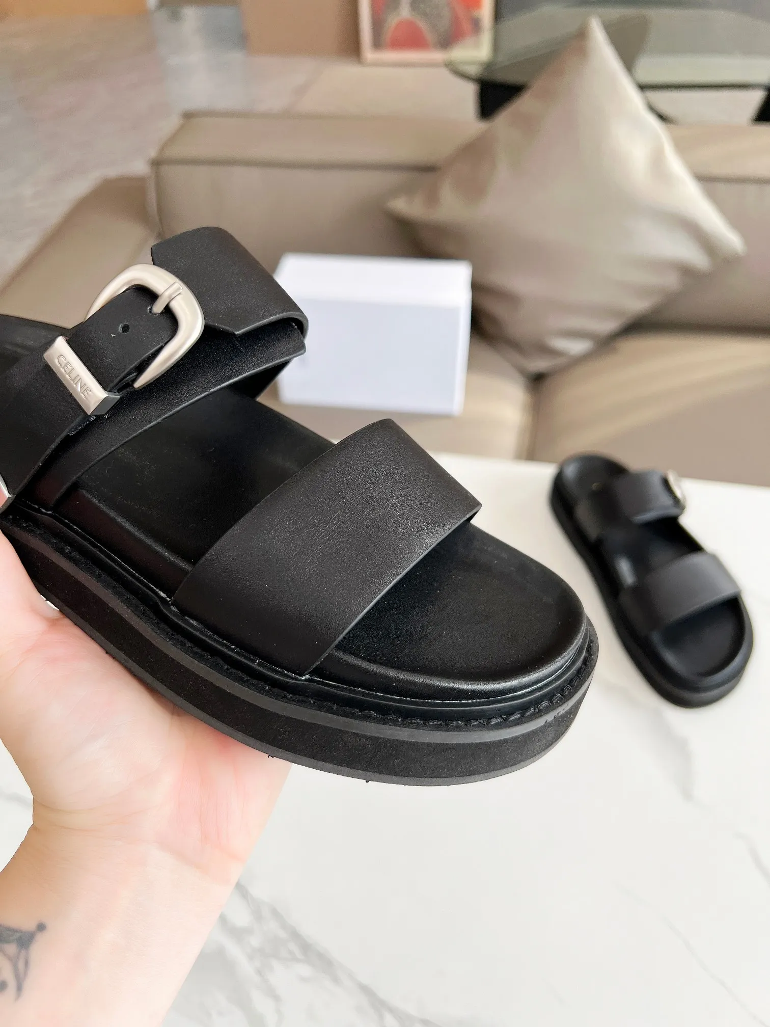 CELINE PARIS 2024拖鞋!🔥 🔥 这一季的赛琳又让我重新爱了它一次这季节美鞋太多😻 这款凉拖真是无敌好搭配!设计搭配金属扣作为点缀整体视觉特别耐看又好搭配👡 !头层牛皮面,羊皮内里。原版油边工艺# celine #2024拖鞋 颜色:黑色,棕色,金色,银色 尺码:35-42(40,41.42.订做不退不换) 大底:生胶组合底 出厂价190