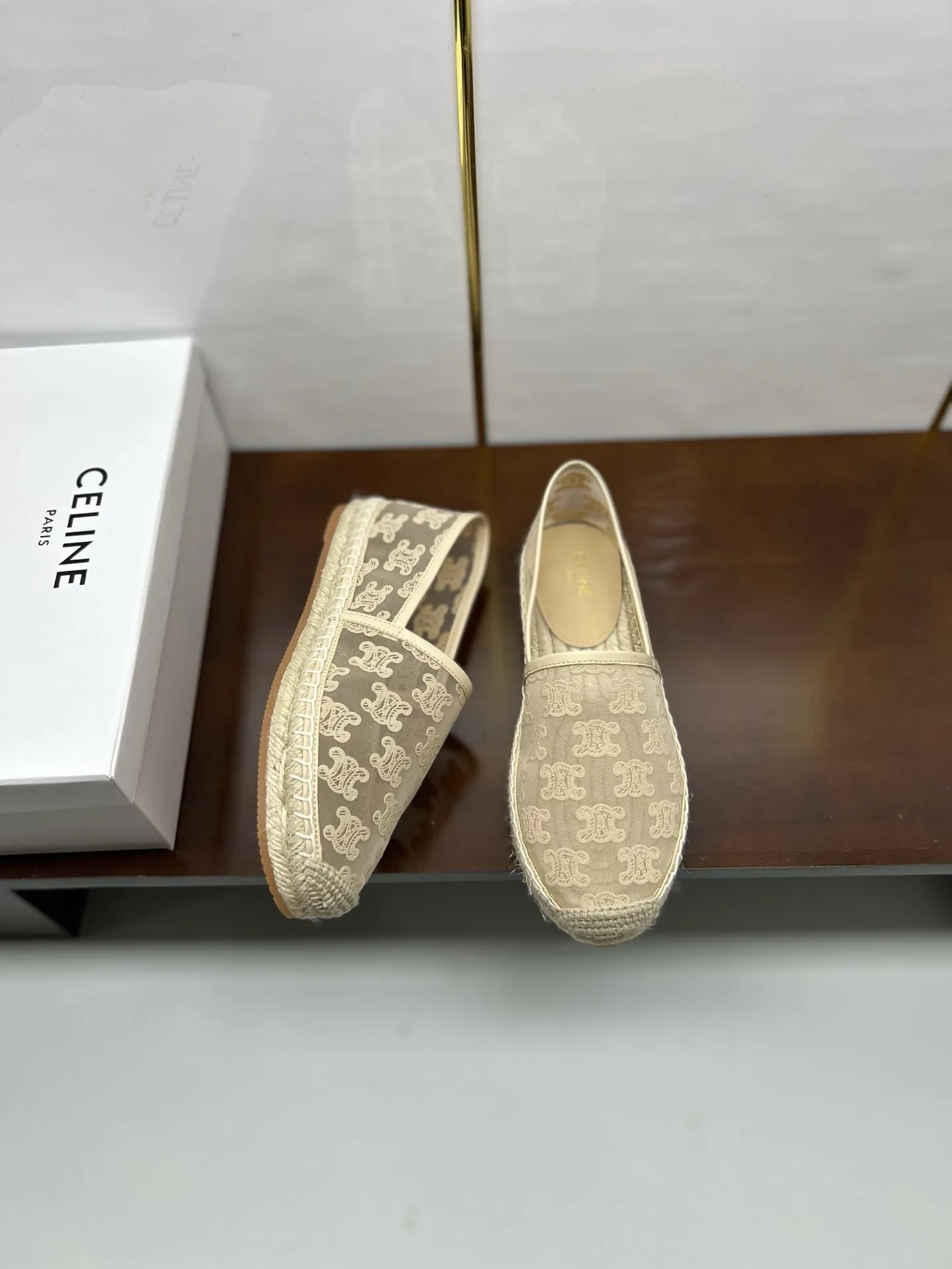 p180💰，2025新品💜Celine/赛琳 顶级代购货，最高版本渔夫鞋 专柜2025 早春 新款 Celine羊皮字母渔夫鞋系列 ⚡正品级⚡顶级货版本！ 1⃣鞋面进口网纱绣花工艺 2⃣水染羊皮内里和垫脚、闪耀夺目、脚感好到爆！ 3⃣麻绳编底 4⃣女款：35-40（41，42 定制）