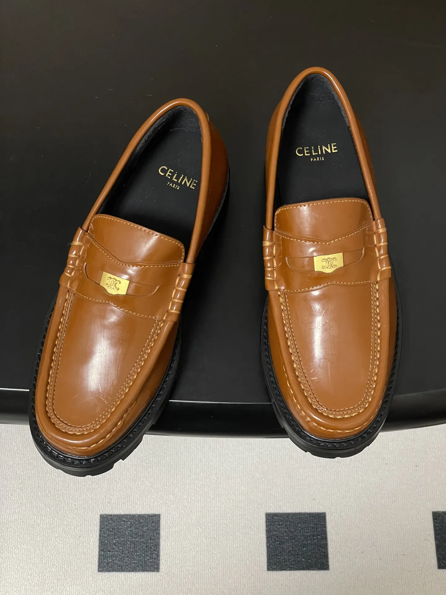 p310-顶级品质 26Fw春夏新款 CELINE 赛琳/思琳 经典凯旋门金属扣乐福鞋一脚蹬厚底小皮鞋 鞋身点缀凯旋门金属扣/金属流苏，部分款还有金属饰牌，轻奢辨识度拉满。厚底+乐福鞋型，&ldquo;一脚蹬&rdquo;穿脱方便，厚底既增高又比细跟更稳；方头设计修饰脚型，不挤脚趾。 采用亮面/哑光皮革，质感细腻耐用；部分款加入流苏、缝线等复古元素，风格更丰富。属于&ldquo;百搭款&rdquo;搭西装是通勤精英风，搭牛仔裤是松弛休闲感，棕/黑/焦糖色等配色适配不同穿搭场景。 鞋面：定制牛皮 内里垫脚：牛皮 鞋底：真皮沿条/原版私模进口材质多层组合大底 跟高：3cm 码数：35-39（40.41定做不退换）