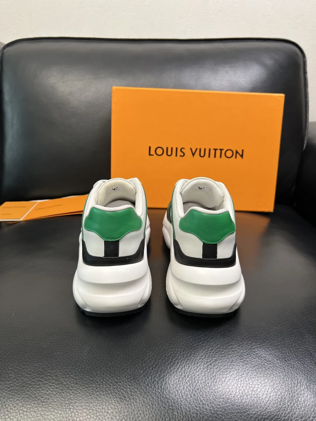 P440 Lv 高品质 顶级工艺品 路易威登,专柜同步原厂配置,鞋面意大利进口,高品质拼接缤纷色彩复杂工艺品,进口牛皮里垫柔软舒适,鞋底:原厂特供原版底,TPU独家活动成型底超级舒适,原厂跟单货,码数 39-44 (订做 45 )