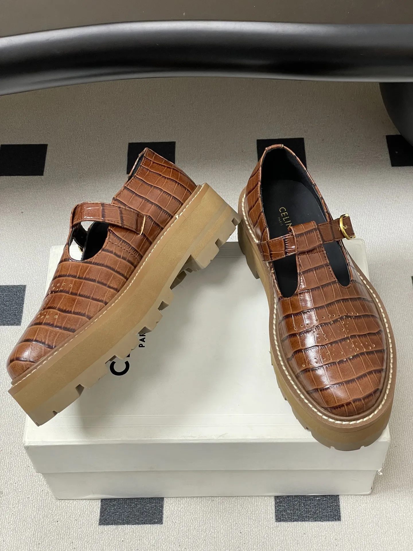 p310-顶级品质 26Fw春夏新款 CELINE 赛琳/思琳 凯旋门厚底玛丽珍鞋搭扣T字带布洛克增高乐福鞋 复古玛丽珍鞋型,搭配T字带+凯旋门金属扣,品牌标志性元素,辨识度高,既有复古优雅感,又带点甜酷的“千金风”。 厚底设计既能隐形增高,又比细跟更稳;内里多为真皮材质,透气不闷脚。鞋头是小方圆头,不挤脚且修饰脚型;适配裙装、裤装,日常/轻正式场合都能穿。 鞋面:定制牛皮 内里垫脚:牛皮 鞋底:真皮沿条/原版私模进口材质多层组合大底 跟高:5cm 码数:35-39(40.41定做不退换)