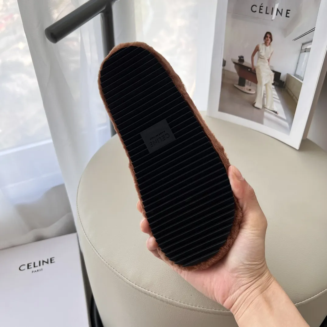 橙子出厂价💰95 CELINE 赛琳 2024秋冬新款 凯旋门毛毛拖鞋 太古里街拍热款 时尚穿搭 毛绒绒保暖 秋冬OoTd毛拖 鞋柜新品 ➤ 原版开模 代购版本 ➤ 环保小羊毛 ➤ 垫脚羊毛 ➤ 原版私膜大底 ➤ 全套专柜包装 Size:35-41