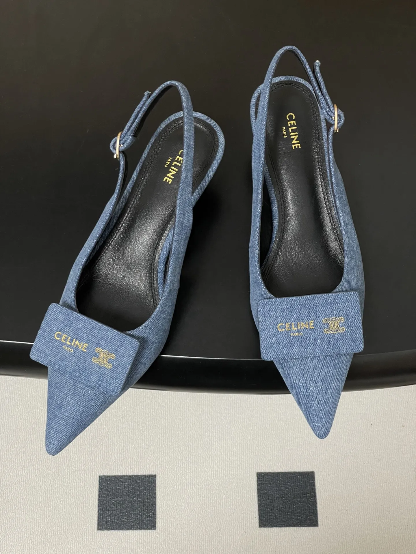 p280- 26Fw春夏新款CELINE 赛琳 思琳凯旋门小猫跟名片鞋方扣后空凉鞋 质感巨高级！鞋头那块&ldquo;金属铭牌&rdquo;设计绝了，既有品牌辨识度，又把法式慵懒和干练感揉在一起，后空绑带还特显脚踝细～ 尖头把脚型衬得巨好看，小猫跟走路也稳，通勤、约会都能穿。配黑西装是&ldquo;都市女精英&rdquo;，搭裙子又变&ldquo;法式氛围美人&rdquo;，感觉脚踩的不是鞋，是高级感开关啊！每走一步都像在散发&ldquo;姐很贵但很好搭&rdquo;的信号，谁能拒绝这种精致感啊～ 鞋身正面有小巧的CELINE金属徽标装饰，低调又凸显品牌辨识度，鞋内也印有品牌字样。平底设计搭配柔软皮质，兼顾了舒适度与日常实穿性，适合通勤、休闲等多种场合。 鞋面：羊皮 内里垫脚：羊皮 鞋底：意大利真皮大底 码数：35-39（40.41定做不退换）