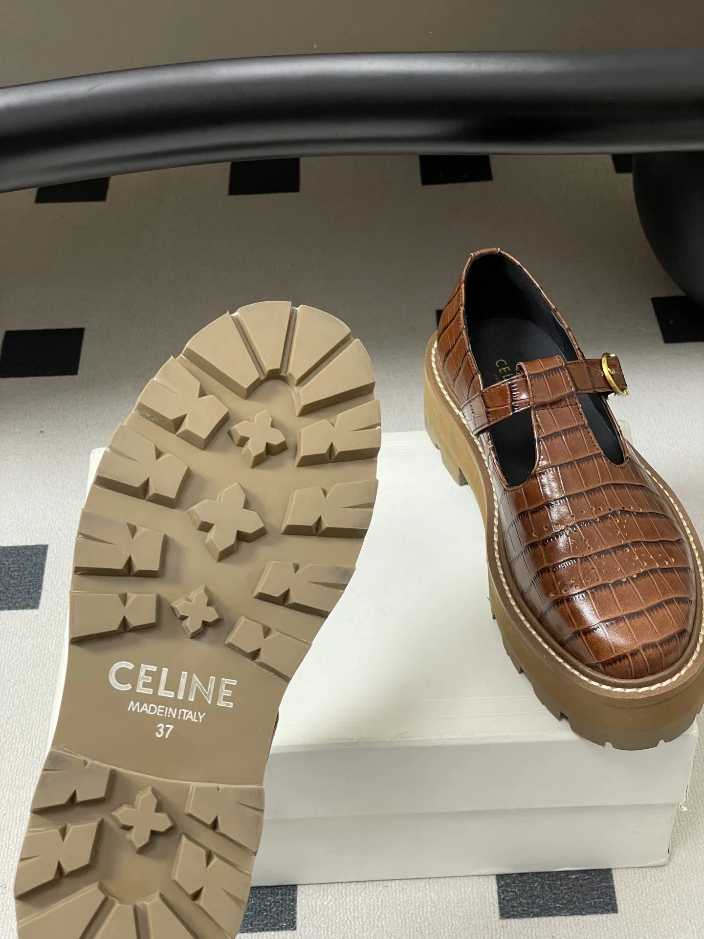 p310-顶级品质 26Fw春夏新款 CELINE 赛琳/思琳 凯旋门厚底玛丽珍鞋搭扣T字带布洛克增高乐福鞋 复古玛丽珍鞋型,搭配T字带+凯旋门金属扣,品牌标志性元素,辨识度高,既有复古优雅感,又带点甜酷的“千金风”。 厚底设计既能隐形增高,又比细跟更稳;内里多为真皮材质,透气不闷脚。鞋头是小方圆头,不挤脚且修饰脚型;适配裙装、裤装,日常/轻正式场合都能穿。 鞋面:定制牛皮 内里垫脚:牛皮 鞋底:真皮沿条/原版私模进口材质多层组合大底 跟高:5cm 码数:35-39(40.41定做不退换)