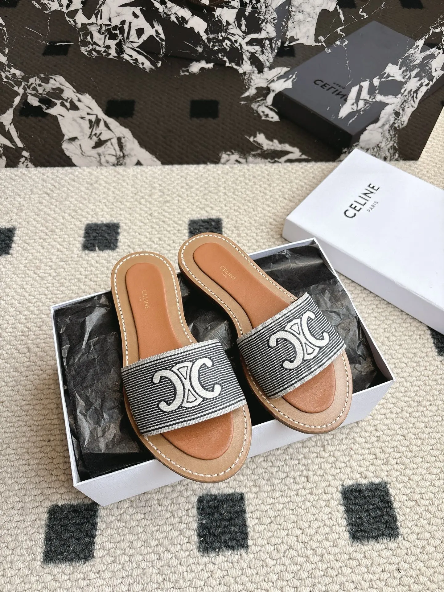 💰260 #顶级版本 Celine 赛琳 25/ 春夏最新款复古凯旋门时髦 凉鞋 夏天搭配袜子 简直绝绝子了‼️复古的点上带上了满分时髦感颜值 绝✔️原版购入开发 依旧最高输出还原 ✔️面料：原版定制编织材料、 ✔️内里：牛皮 ✔️大底：原版开模真皮大底防滑底片 ✔️Size: #35-40（40订做不退换）