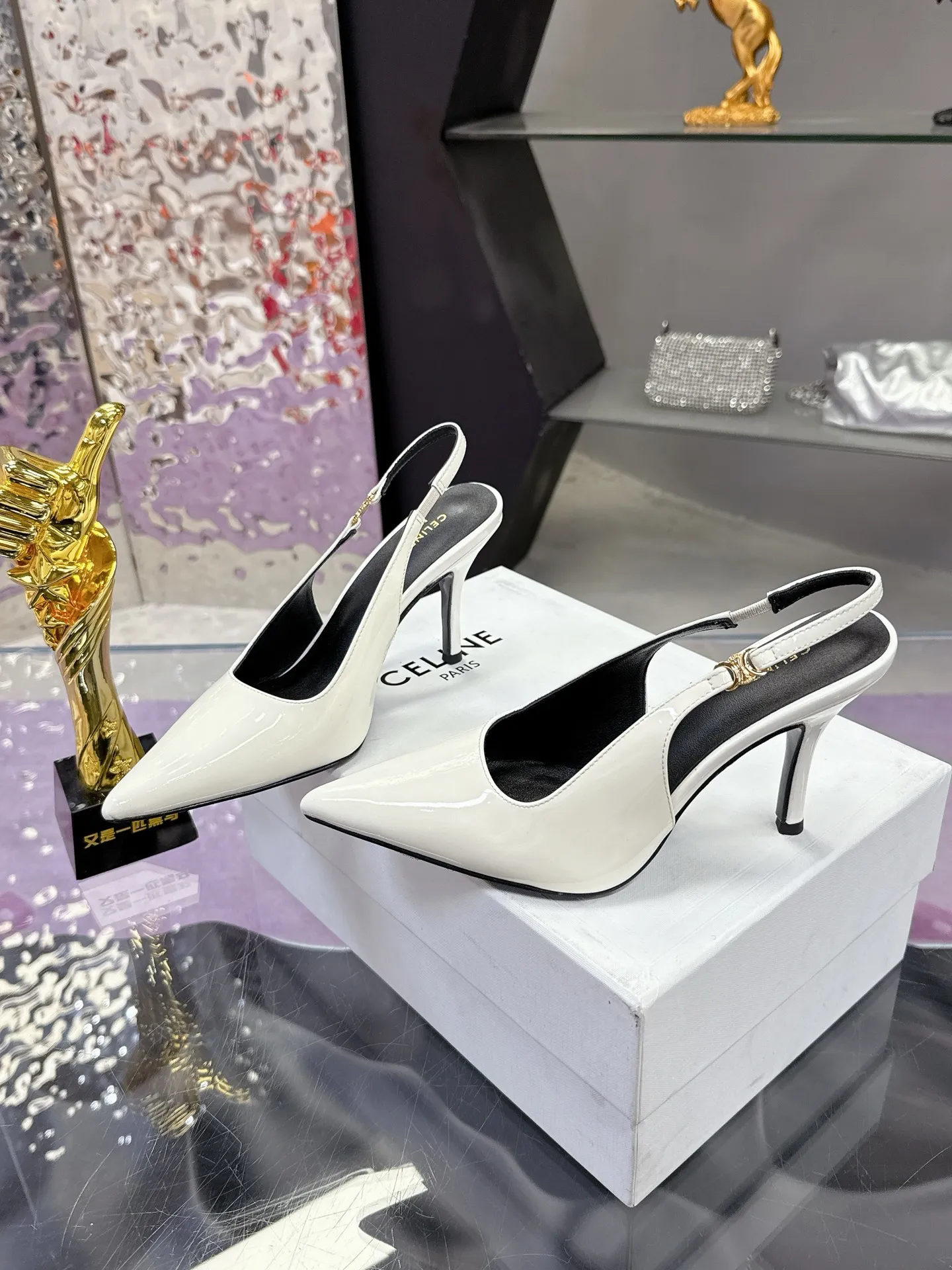 橙子出厂价💰105 Celine思琳春夏凯旋门时装高跟鞋 柔美的露脚设计💎 上脚真的超级显瘦超级美 C家特定的精致凯旋门logo 好看到爆🌹 ✔鞋面:原版小牛皮 赛琳 尖头 凉鞋 ✔内里/垫脚:采用顶级混种羊皮 ✔意大利真牛皮鞋底 ✔跟高8cm ✔Size:35-40(40定制码,不退换)