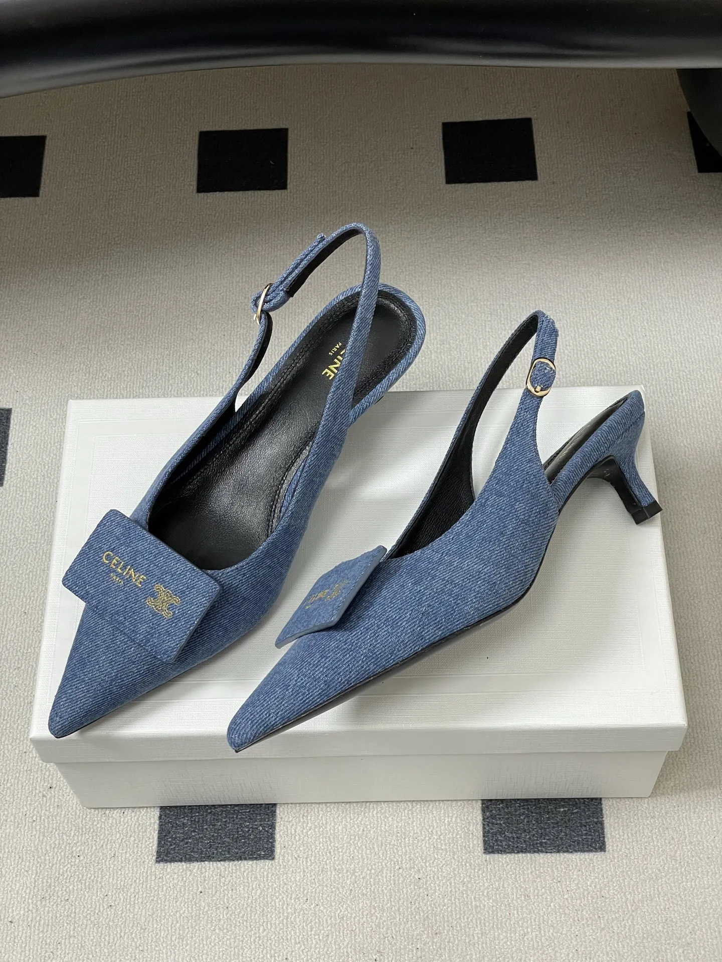 p280- 26Fw春夏新款CELINE 赛琳 思琳凯旋门小猫跟名片鞋方扣后空凉鞋 质感巨高级!鞋头那块“金属铭牌”设计绝了,既有品牌辨识度,又把法式慵懒和干练感揉在一起,后空绑带还特显脚踝细~ 尖头把脚型衬得巨好看,小猫跟走路也稳,通勤、约会都能穿。配黑西装是“都市女精英”,搭裙子又变“法式氛围美人”,感觉脚踩的不是鞋,是高级感开关啊!每走一步都像在散发“姐很贵但很好搭”的信号,谁能拒绝这种精致感啊~ 鞋身正面有小巧的CELINE金属徽标装饰,低调又凸显品牌辨识度,鞋内也印有品牌字样。平底设计搭配柔软皮质,兼顾了舒适度与日常实穿性,适合通勤、休闲等多种场合。 鞋面:羊皮 内里垫脚:羊皮 鞋底:意大利真皮大底 码数:35-39(40.41定做不退换)