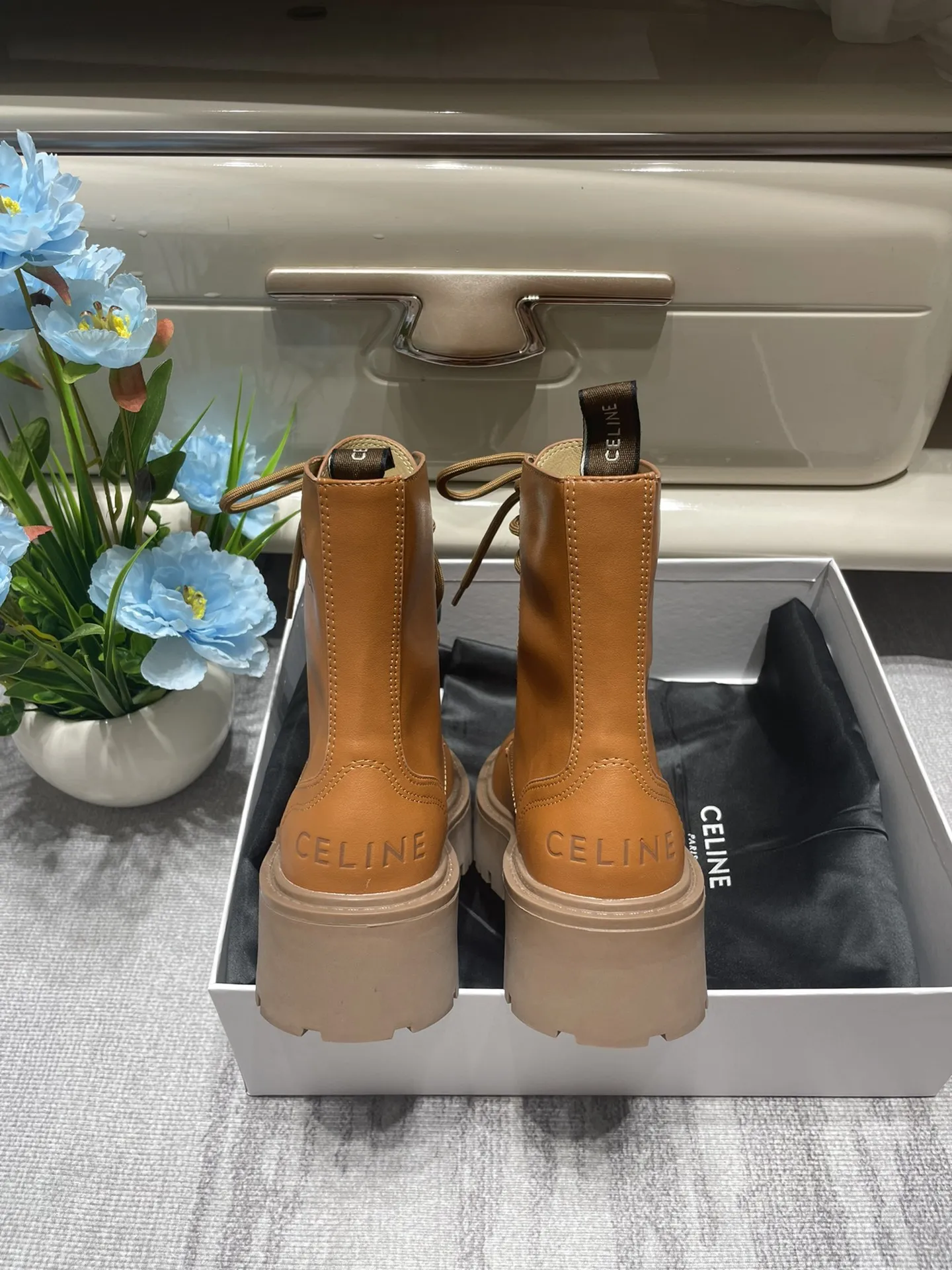 橙子出厂价💰150 CELINE 赛琳秋冬新款 系带厚底短靴 机车靴马丁靴 两个颜色选择,质量杆杆的,系带休闲,上脚很机车有范,推荐给大家! 颜色:黑色、棕色 码数:35-40