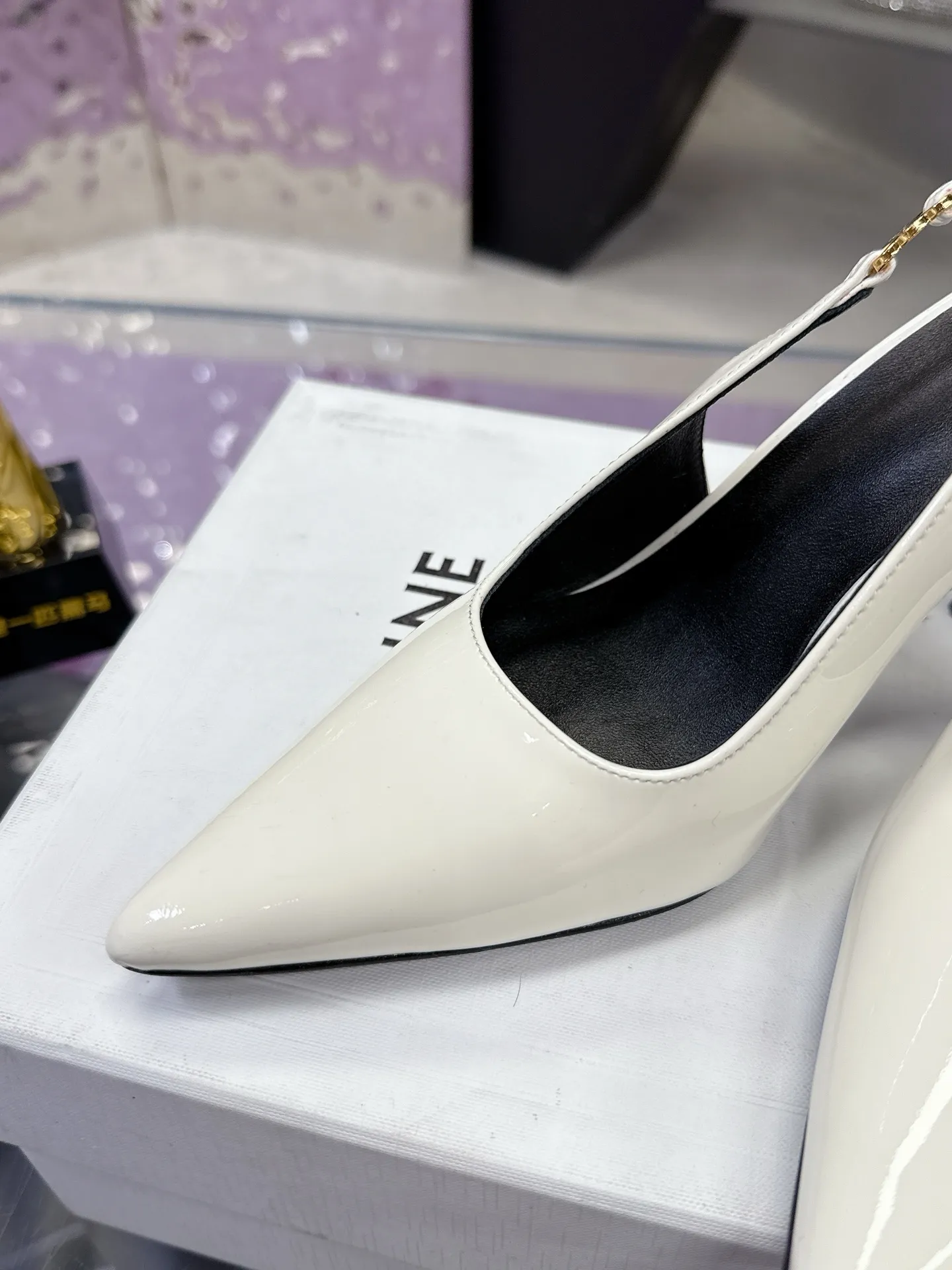 橙子出厂价💰105 Celine思琳春夏凯旋门时装高跟鞋 柔美的露脚设计💎 上脚真的超级显瘦超级美 C家特定的精致凯旋门logo 好看到爆🌹 ✔鞋面：原版小牛皮 赛琳 尖头 凉鞋 ✔内里/垫脚：采用顶级混种羊皮 ✔意大利真牛皮鞋底 ✔跟高8cm ✔Size：35-40(40定制码，不退换）