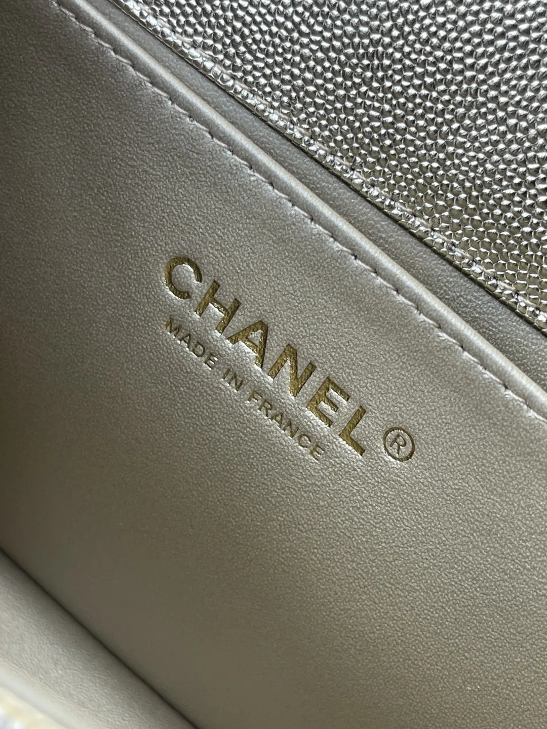 顶级货_厂p650 法国&bull;高端定制品 Chane1 Classic Bag A67086 leboy-鱼子酱辣妈款 2020年Chane1最新概念～经典辣妈系列 时尚、高雅、尊贵！一直是国际明星、贵妇们必备的时尚宠儿。 结合一切经典的创作思维，这款包是Karl Lagerfeld和新任总监Virginie Viard一起设计的 也是老佛爷给我们留下最后的礼物 简直是小香一切经典元素的结合，辣妈款包型经典、时尚、贵气大方，让人一眼钟情！ 看到它的第一眼的时候 Always miss him可手拿斜挎侧背肩背手提 简直是一款完美百搭包！ 大师傅精工打造，细节完美无瑕，采用顶级复古五金配件+进口鱼子酱牛皮，内配专柜同版小羊皮内里，摸起来手感很柔软的很舒服 喜翻～ 时尚在转动，但经典永远不变！ size：底长24.5-高14-宽9CM 肩带长度104CM 【实物更给力哦】