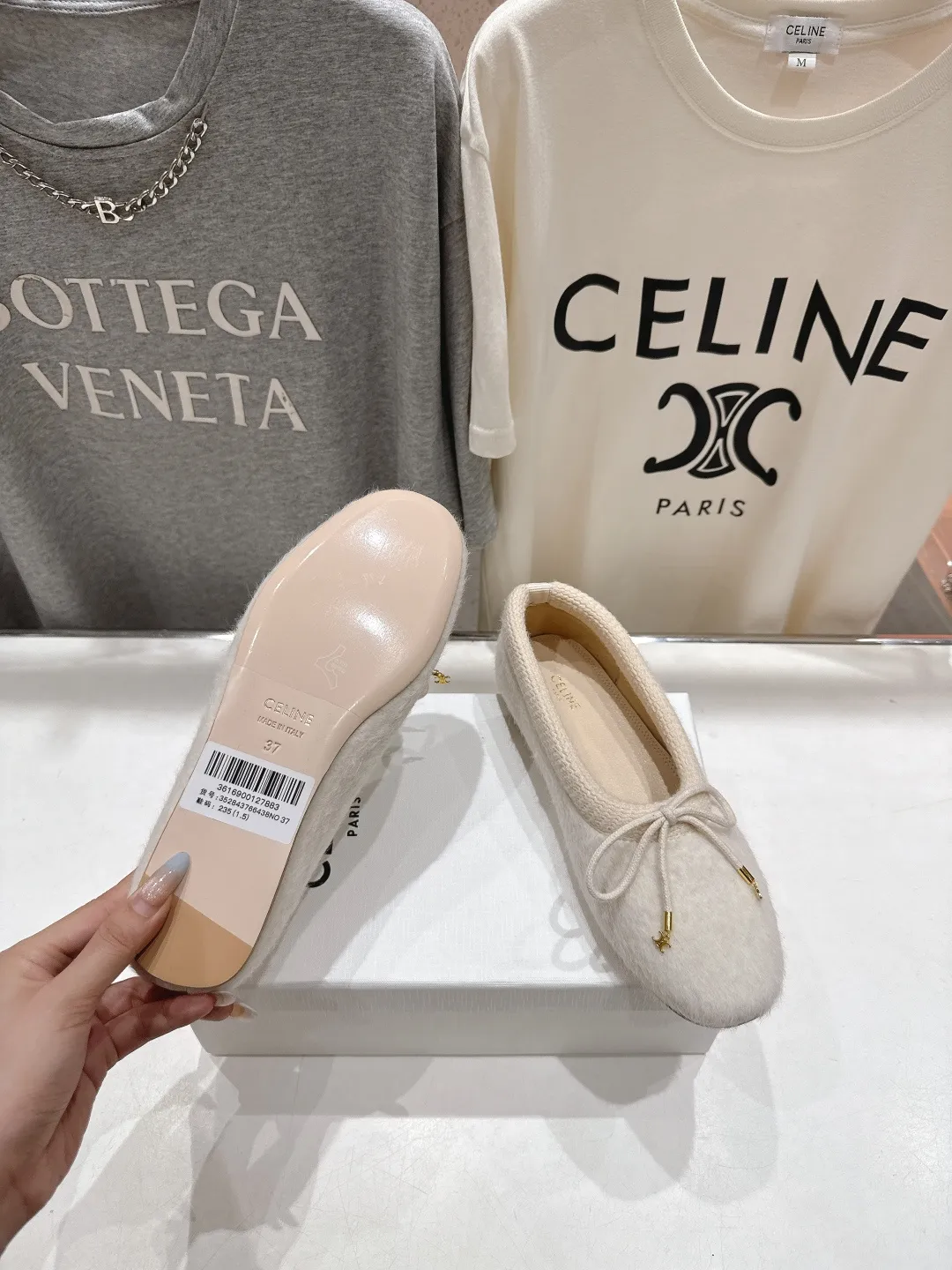 高版本出厂💰260 CELINE*赛琳F018 2025ss新款玛丽珍平底乐福鞋单鞋 网红爆款来袭!各大网红抢先体验、Celine网红ins种草神器、非常仙女风、气场十足单品、设计风格非常新颖、高档且非常舒适.原版一比一定制!绝对原单做法! ✔面料:进口混纺羊毛 ✔内里:羊皮 ✔大底:意大利真皮大底 ✔Size:35-40(40定做不退换)