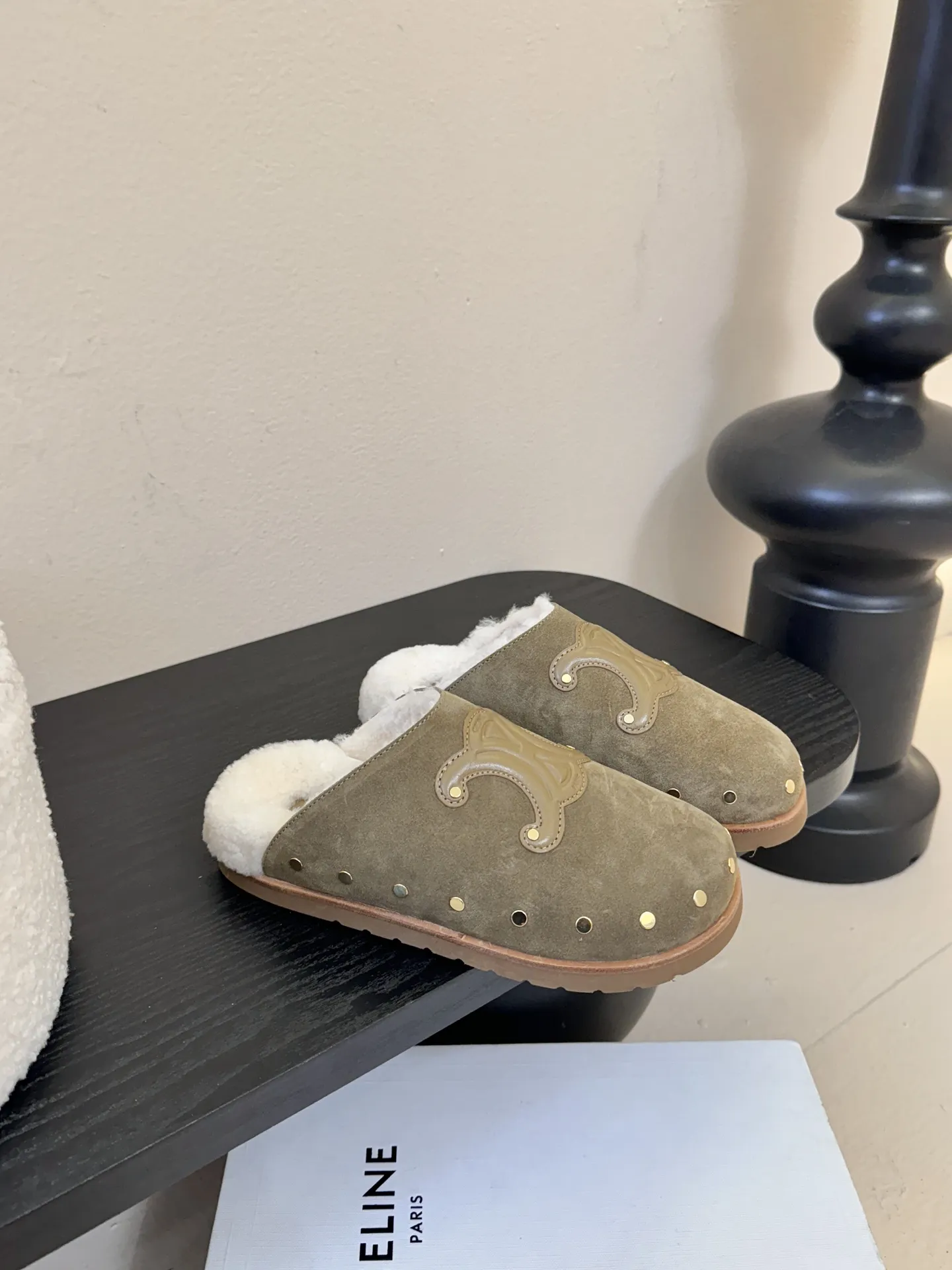 💰280 CELINE&middot;思琳 赛琳最新呈现PITEA木屐羊毛厚底穆勒鞋毛拖系列。顶级版本后跟原版牛皮包中底3D立体logo，原版定制羊毛完美契合专柜颜色，原版私模进口材质多层组合大底。女码：35-39 4041定制