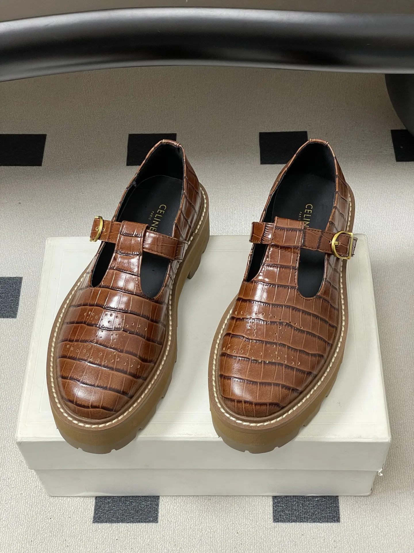 p310-顶级品质 26Fw春夏新款 CELINE 赛琳/思琳 凯旋门厚底玛丽珍鞋搭扣T字带布洛克增高乐福鞋 复古玛丽珍鞋型，搭配T字带+凯旋门金属扣，品牌标志性元素，辨识度高，既有复古优雅感，又带点甜酷的&ldquo;千金风&rdquo;。 厚底设计既能隐形增高，又比细跟更稳；内里多为真皮材质，透气不闷脚。鞋头是小方圆头，不挤脚且修饰脚型；适配裙装、裤装，日常/轻正式场合都能穿。 鞋面：定制牛皮 内里垫脚：牛皮 鞋底：真皮沿条/原版私模进口材质多层组合大底 跟高：5cm 码数：35-39（40.41定做不退换）