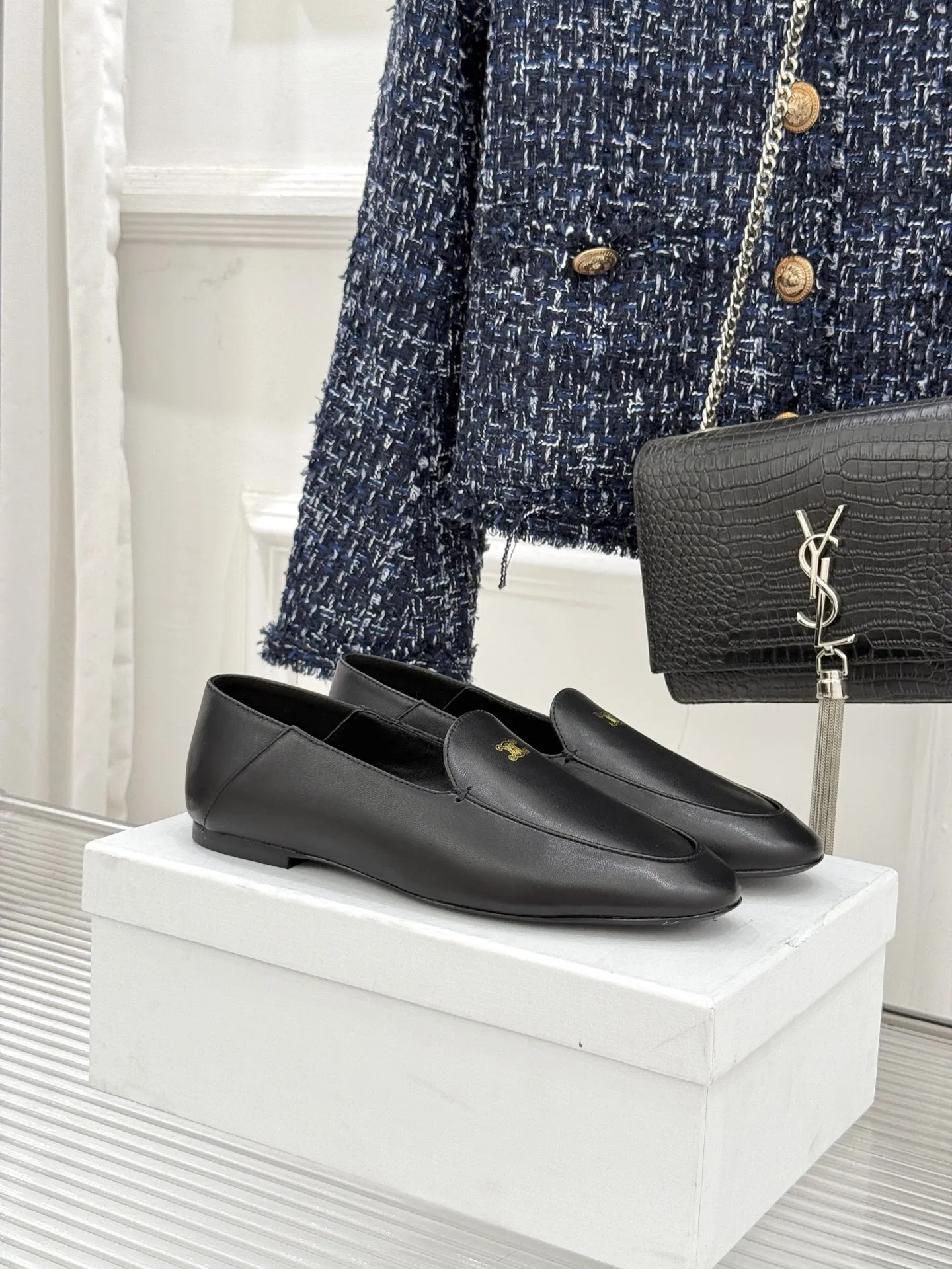 厂价💰270 Celine/赛琳26WF新品凯旋门踩跟乐福鞋 当巴黎左岸的慵懒腔调碰撞随性风潮 这双乐福鞋以经典鞋型为骨 以踩跟为魂 鞋身灵魂当属标志性凯旋门标识 线条利落复刻巴黎凯旋门建筑棱角 清晰不生硬 与鞋面材质浑然一体 每一处细节都藏着CELINE的百年底蕴 这枚符号从不是炫耀的标签 是当代女性独立风骨的无声宣言 书写当代女性的优雅与自在 让每一步成为法式浪漫的温柔邂逅。 面料采用原版定制皮料 内里踮脚均为羊皮 意大利进口真皮大底 size：35-39（40/41定制）