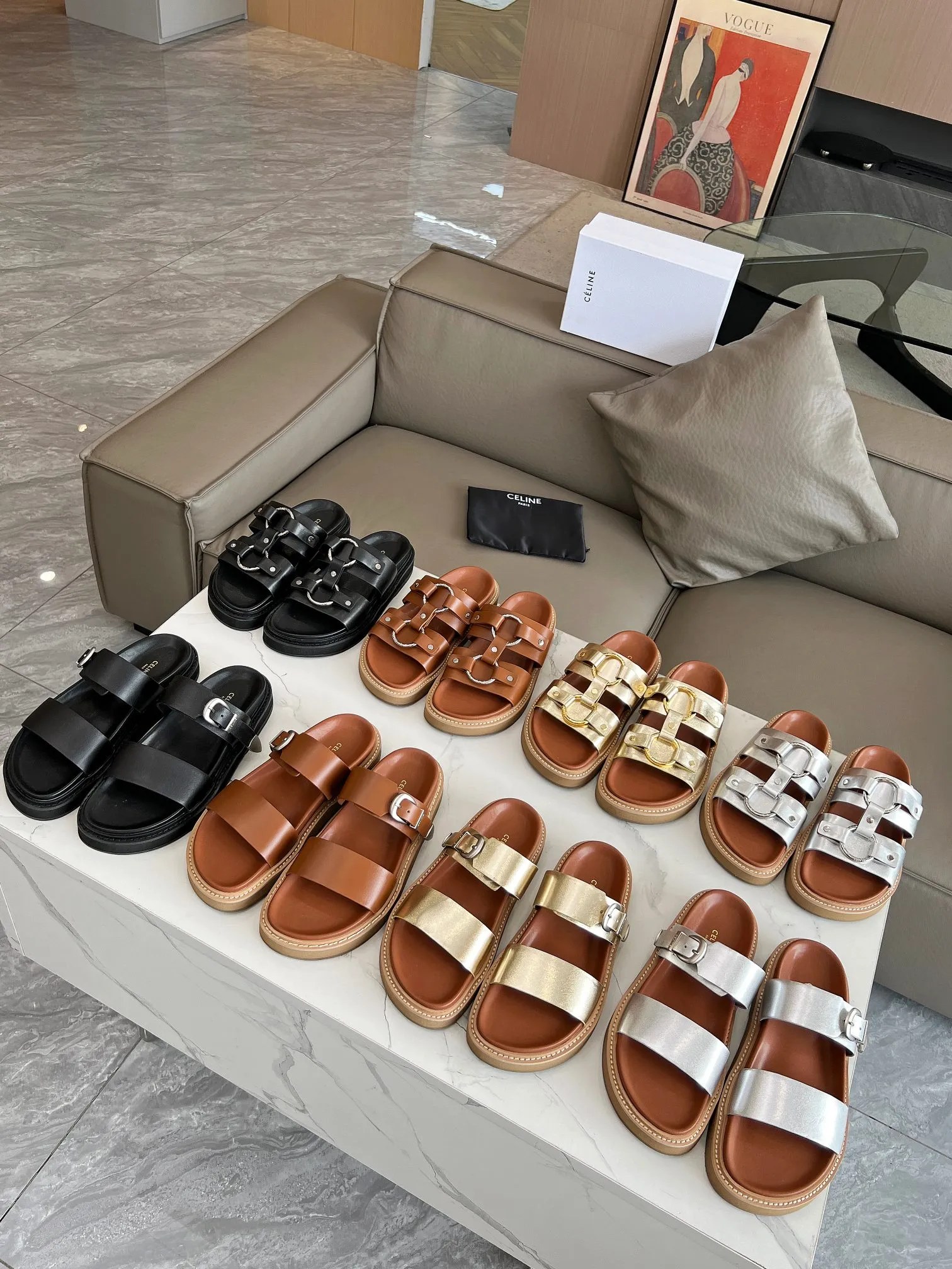 CELINE PARIS 2024拖鞋！🔥 🔥 这一季的赛琳又让我重新爱了它一次这季节美鞋太多😻 这款凉拖真是无敌好搭配！设计搭配金属扣作为点缀整体视觉特别耐看又好搭配👡 ！头层牛皮面，羊皮内里。原版油边工艺# celine #2024拖鞋 颜色：黑色，棕色，金色，银色 尺码：35-42（40，41.42.订做不退不换） 大底：生胶组合底 出厂价190