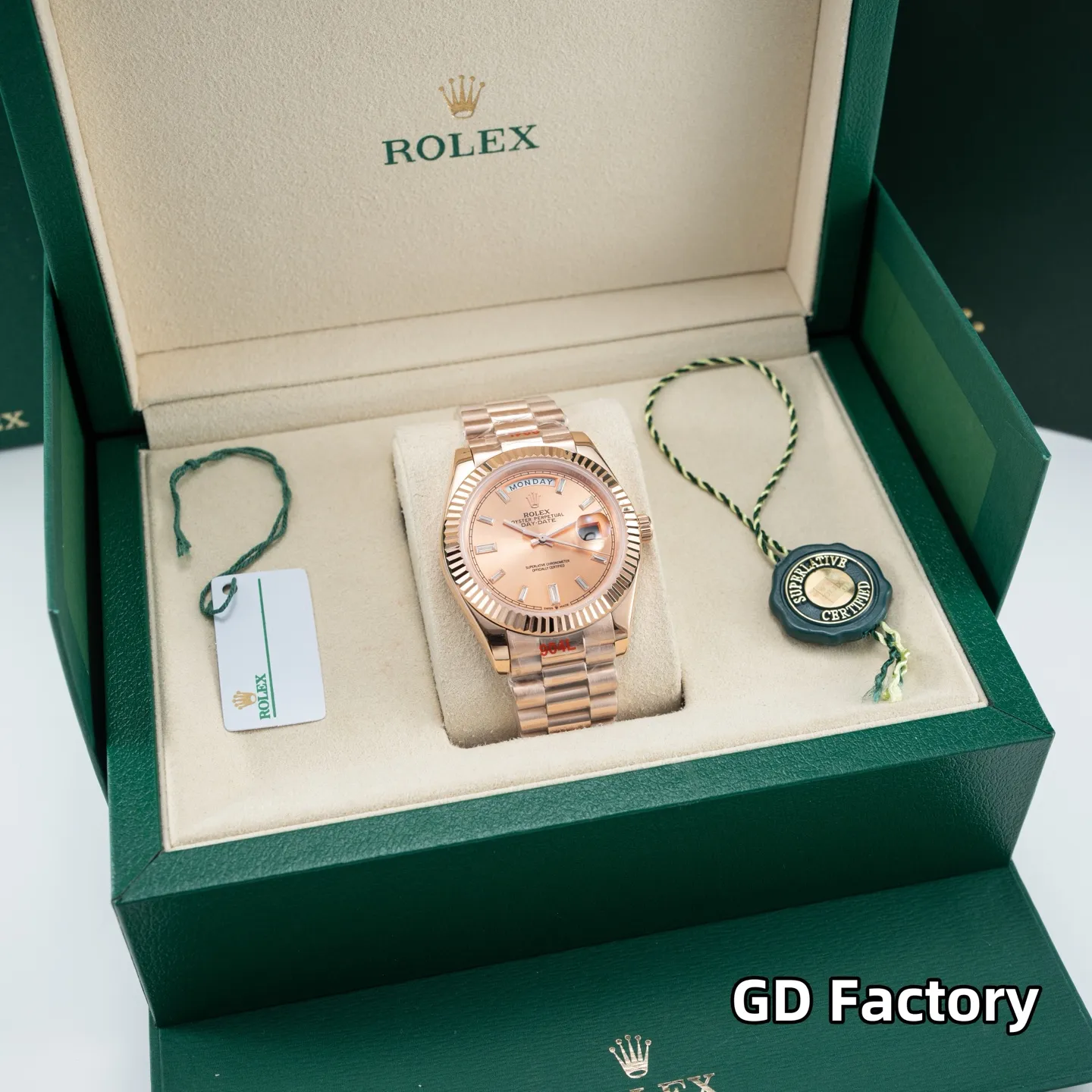 台湾厂 720 GD品控，2023年便为客量身打造&mdash;&mdash;星期日历型男士腕表，劳力士官方热门爆款～劳粉热捧的DD、黑冰糖、赌桌绿&hellip;该系列也一直在劳圈稳居热销榜[强] 亮点一：继续秉承GD厂全新西铁城机芯，些系列搭载西铁城原装8285机芯，出厂机芯检测、调校！外观细节同步原装正品！真正内外兼修[强] 亮点二：40mm官方同步原装表扣，圆三珠表链散件打磨！真正以大厂品质标准打造平价西铁城[强] 亮点三：条丁刻度继续秉承GD厂高效超强、持久夜光粉填充，夜光品质堪比原装！字面盘做工细腻，字体、刻度～细节均源自大厂工艺，媲美原装[强] 亮点五：防刮蓝宝石水晶玻璃镜面，防反光凸透式放大（2.5位）日历窗，放大倍数同步原装，读时、读历清晰通透[强] ⚠️请认准GD品控独家品质