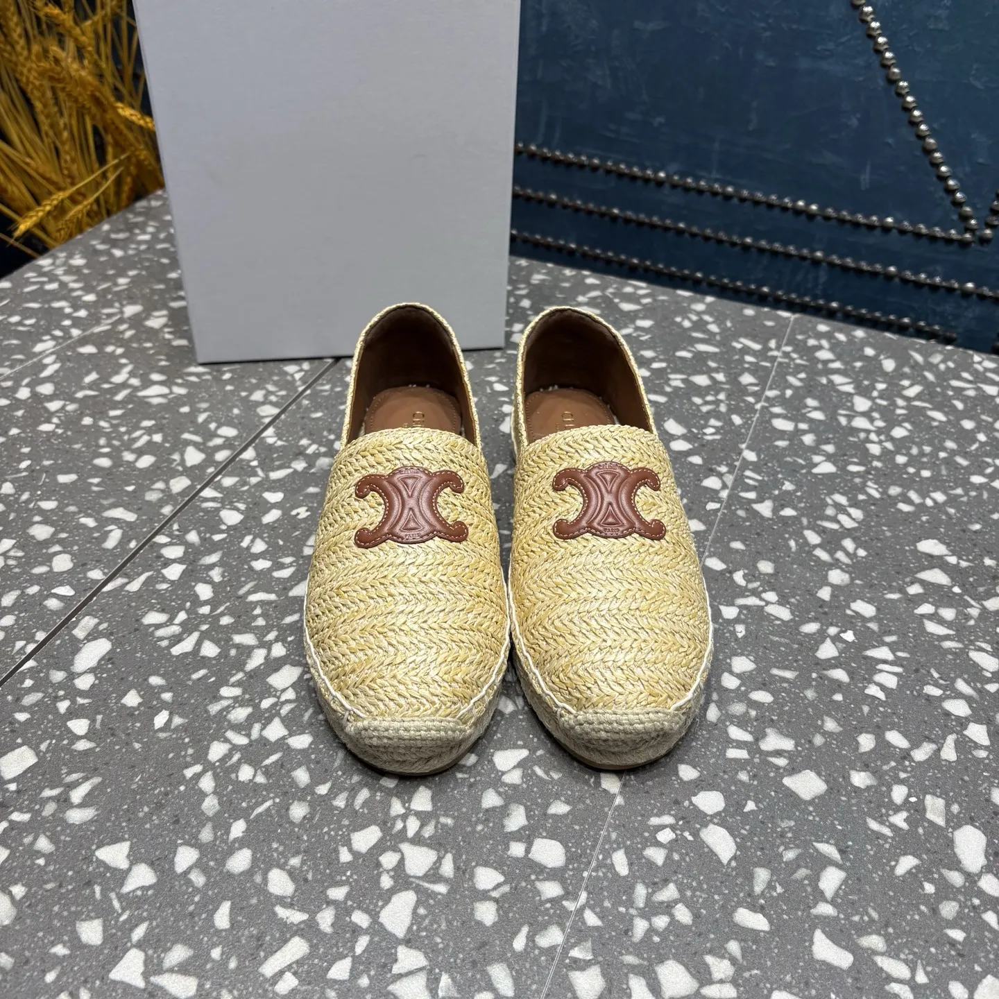 Celine 赛琳渔夫鞋 鞋面:PP草/牛皮 内里:羊皮 中底:麻绳编织 大底:防滑橡胶底 码数:35-41码(40.41订制不退不换) 价格:💰250