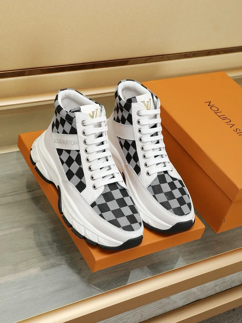 工厂P250💰《LOUI* VUITTO*》爆款男士休闲鞋 💯代购级别品质,鞋面由原版材料搭配牛皮、实物超闪⚡️ 时尚百搭 鞋头楦型挺而饱满,鞋底LV原厂开模随意进出 上脚轻便舒适~纯手工制作,细节决定品质!颜色:两色可选。Size:38-44(45定做)