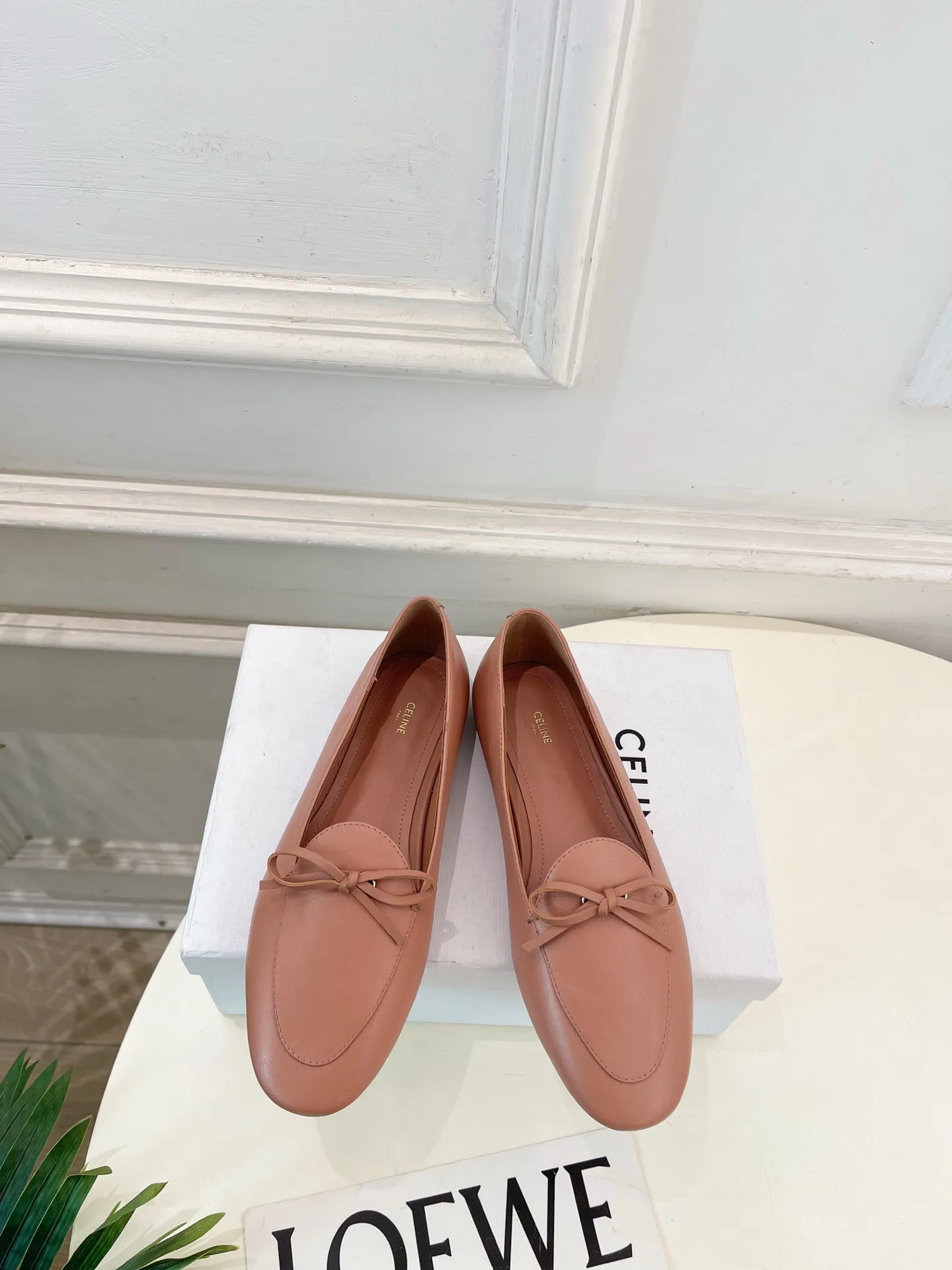 CELINE | 赛琳 26𝐬𝐬 💛2026春夏新品 复古蝴蝶结平底乐福鞋上新! 🔜BS 这一季的赛琳真的是开了挂、太有特色了 今年必须要入手一双celing 小白鞋 ,复古风经典款 超级百搭 简单大气 无论裙装裤装都能随意搭配 妥妥的颜霸 无不彰显它的品牌气息。 ━━━━━ ЅᏇєєt ━━━━━ ▪️鞋面:特定进口小羊皮 ▪️内里:进口羊皮里 ▪️大底:原版进口真皮大底 ▪️底高:平底 ▪️鞋码: 35-39(40.41定制不退换) ▪️出厂价:💰280