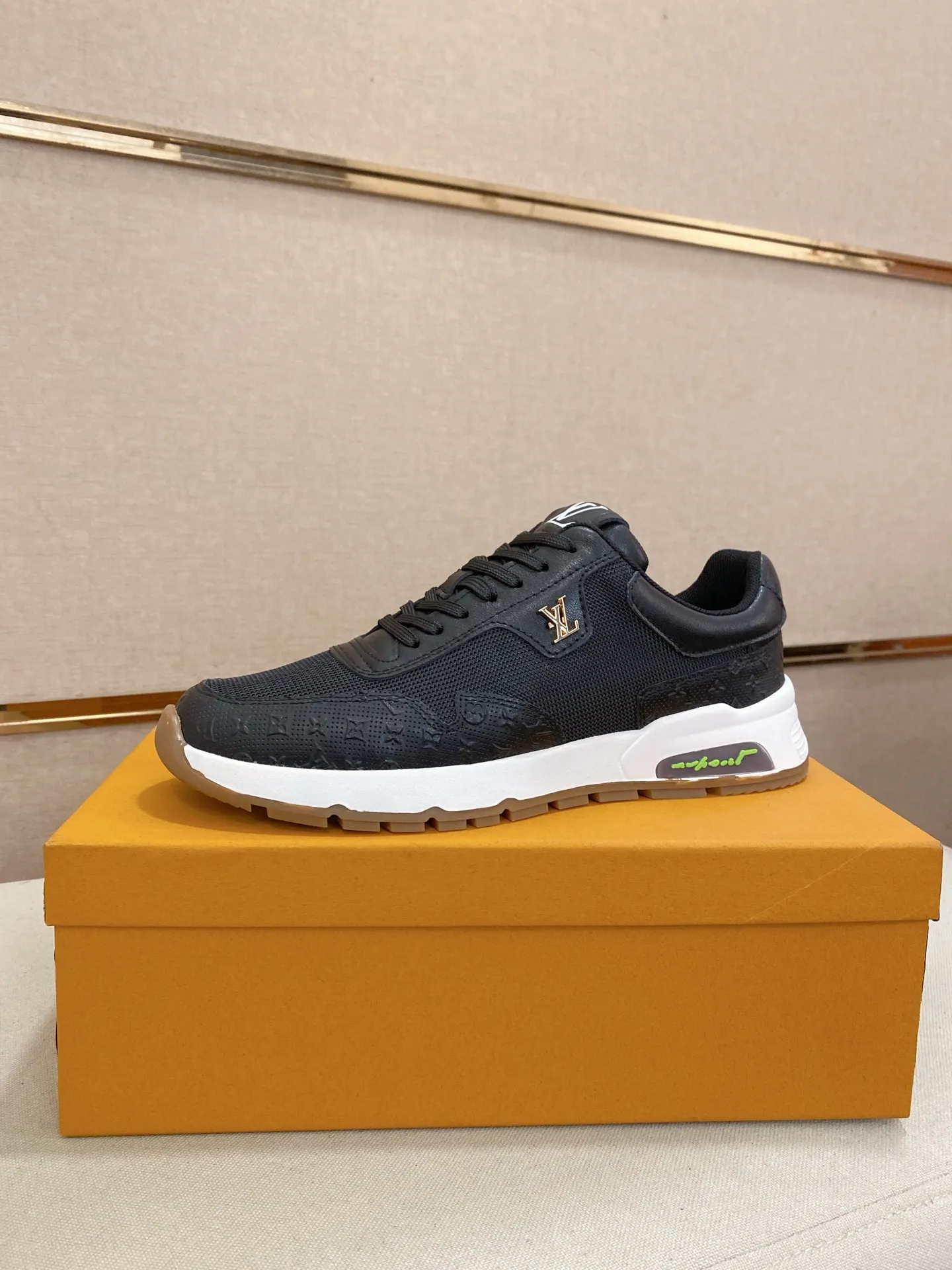 工厂价:241💰🇮🇹🇮🇹LV 路易威登。最新潮鞋休闲鞋实体店爆款38-44码。 新品春夏季舒适进口定制原版牛皮，独特提花面料元素设计。搭配羊皮内里，Lv原版底，[太阳][太阳]高端包装高品质💪细节决定品质、可随意进出专柜，欢迎对比🇮🇹