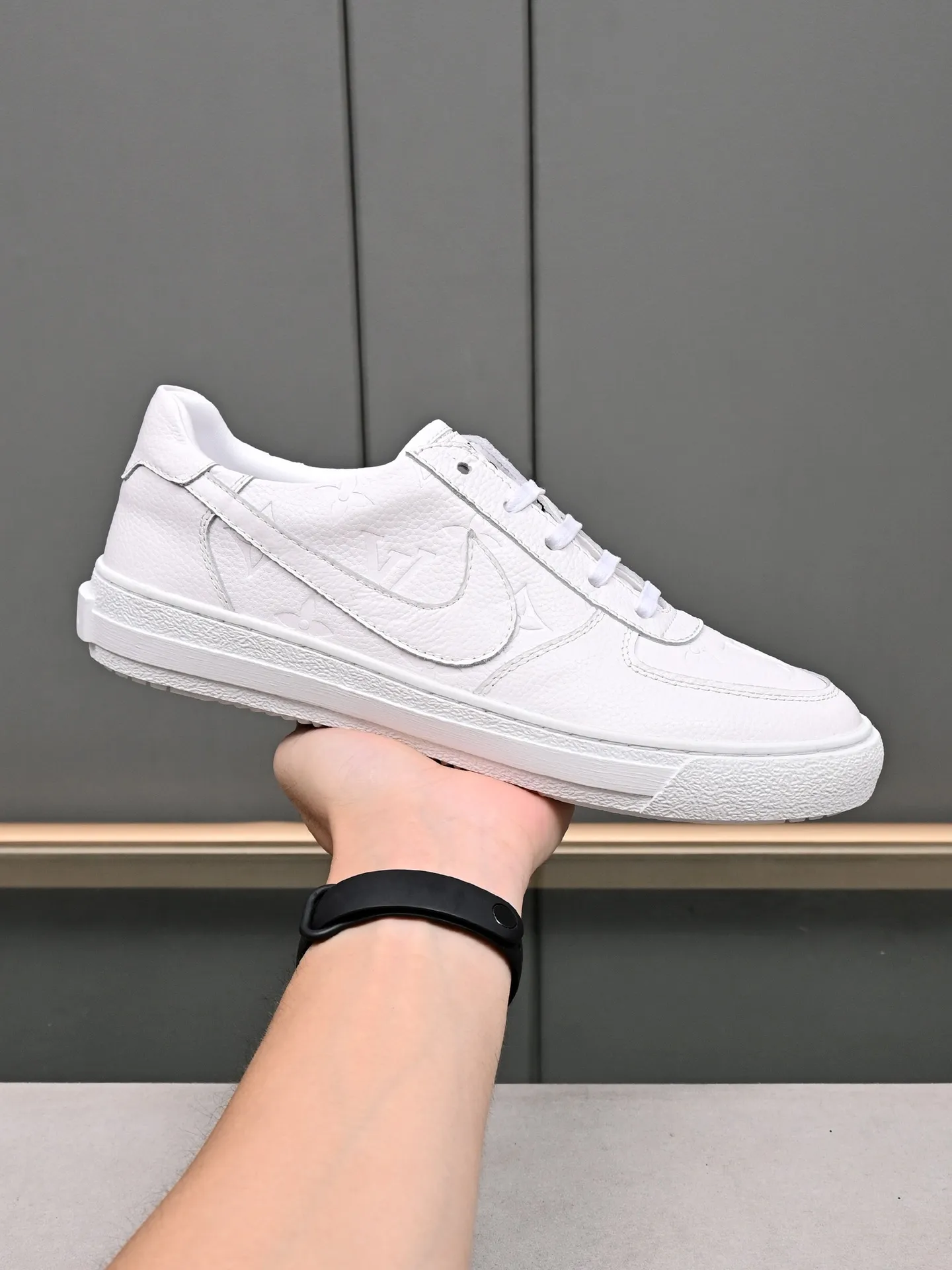 主推款👍👍👍P220 LOUIS VUITTON 【路登易威】———LV鞋面【Lv】🇮🇹进口头层牛皮压花🇩🇪内里进口羊皮内里 ➕防滑耐磨大底。每一位男士的身份衬托,上脚大气稳重🚶🏻🚶🏻📯不管风吹雨打鞋楦不变,经得起时间的验证🔍️。———码数:38—44(45可定做)