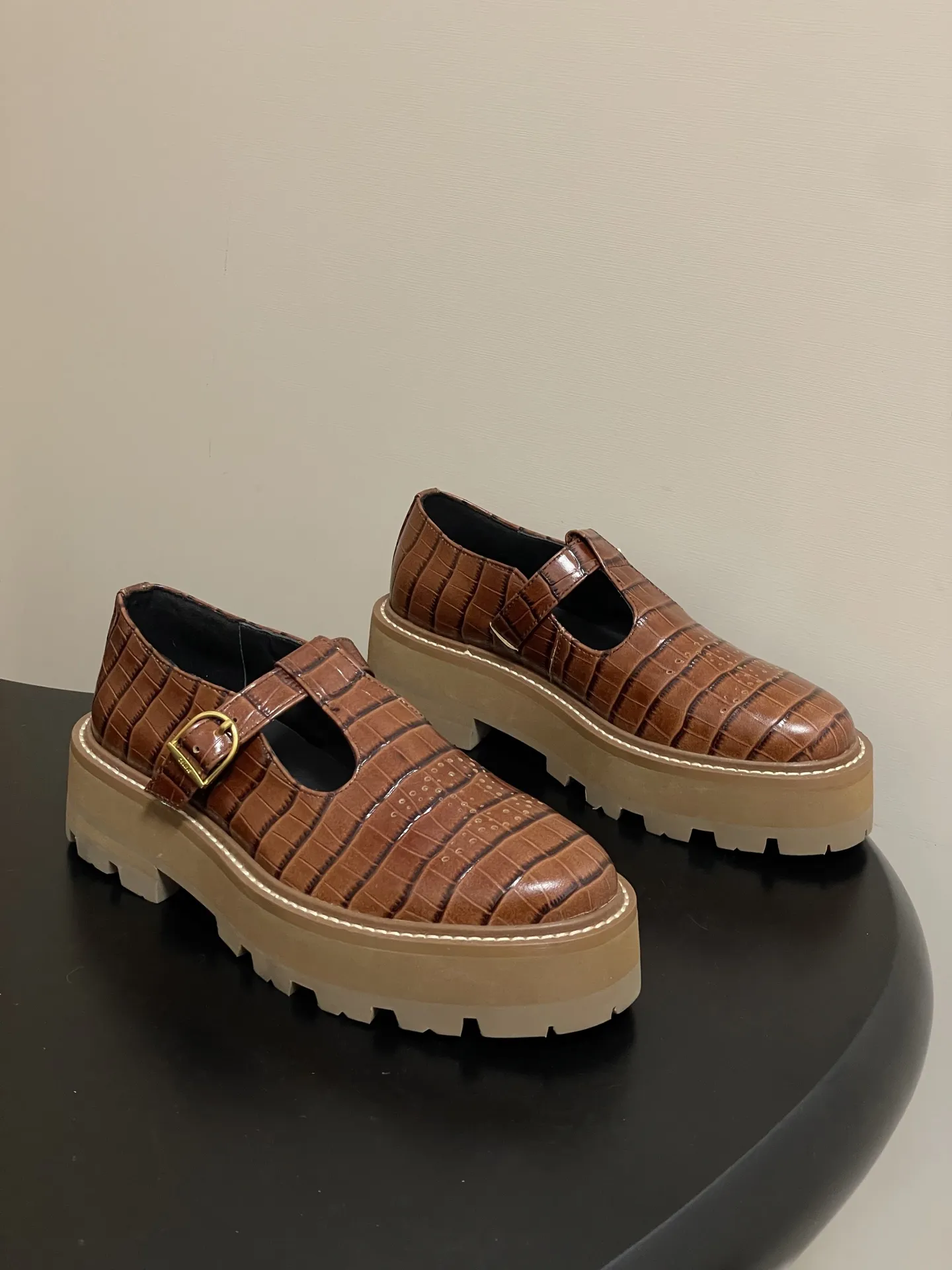 p310-顶级品质 26Fw春夏新款 CELINE 赛琳/思琳 凯旋门厚底玛丽珍鞋搭扣T字带布洛克增高乐福鞋 复古玛丽珍鞋型，搭配T字带+凯旋门金属扣，品牌标志性元素，辨识度高，既有复古优雅感，又带点甜酷的&ldquo;千金风&rdquo;。 厚底设计既能隐形增高，又比细跟更稳；内里多为真皮材质，透气不闷脚。鞋头是小方圆头，不挤脚且修饰脚型；适配裙装、裤装，日常/轻正式场合都能穿。 鞋面：定制牛皮 内里垫脚：牛皮 鞋底：真皮沿条/原版私模进口材质多层组合大底 跟高：5cm 码数：35-39（40.41定做不退换）