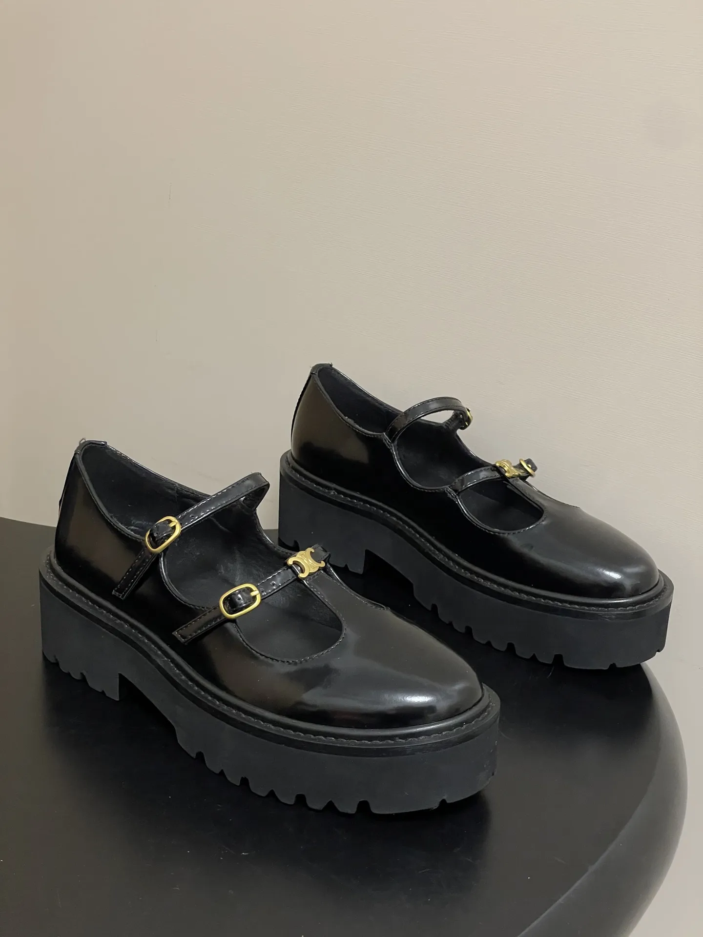 p310-顶级品质 26Fw春夏新款 CELINE 赛琳/思琳 凯旋门厚底玛丽珍鞋搭扣T字带布洛克增高乐福鞋 复古玛丽珍鞋型,搭配T字带+凯旋门金属扣,品牌标志性元素,辨识度高,既有复古优雅感,又带点甜酷的“千金风”。 厚底设计既能隐形增高,又比细跟更稳;内里多为真皮材质,透气不闷脚。鞋头是小方圆头,不挤脚且修饰脚型;适配裙装、裤装,日常/轻正式场合都能穿。 鞋面:定制牛皮 内里垫脚:牛皮 鞋底:真皮沿条/原版私模进口材质多层组合大底 跟高:5cm 码数:35-39(40.41定做不退换)