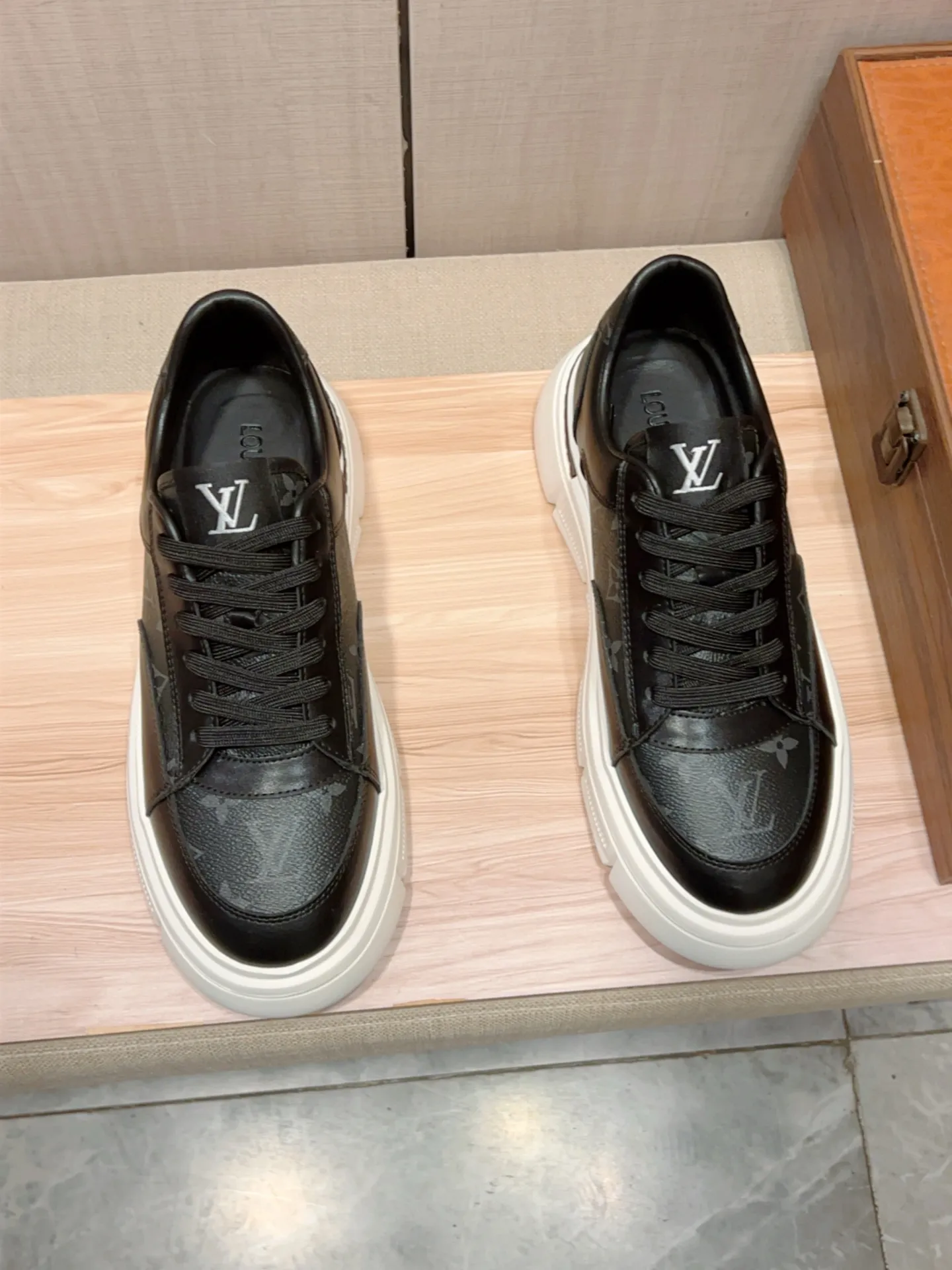 新款: 厂价:220💰💰🎩🎩[闪电][闪电] 《 Lv* 》 最新&bull;爆款休闲鞋，顶端品牌[勾引]奢侈～代购，顶级～质量。[强]鞋面選用进口透气牛皮搭配布材质➕透气羊皮垫脚（&bull;）精细做工。原版个性时尚柔软橡膠耐磨防滑大底，上脚轻巧舒适，实物拍摄🎬實物更好看，122:码: 38-44，2️⃣色入选