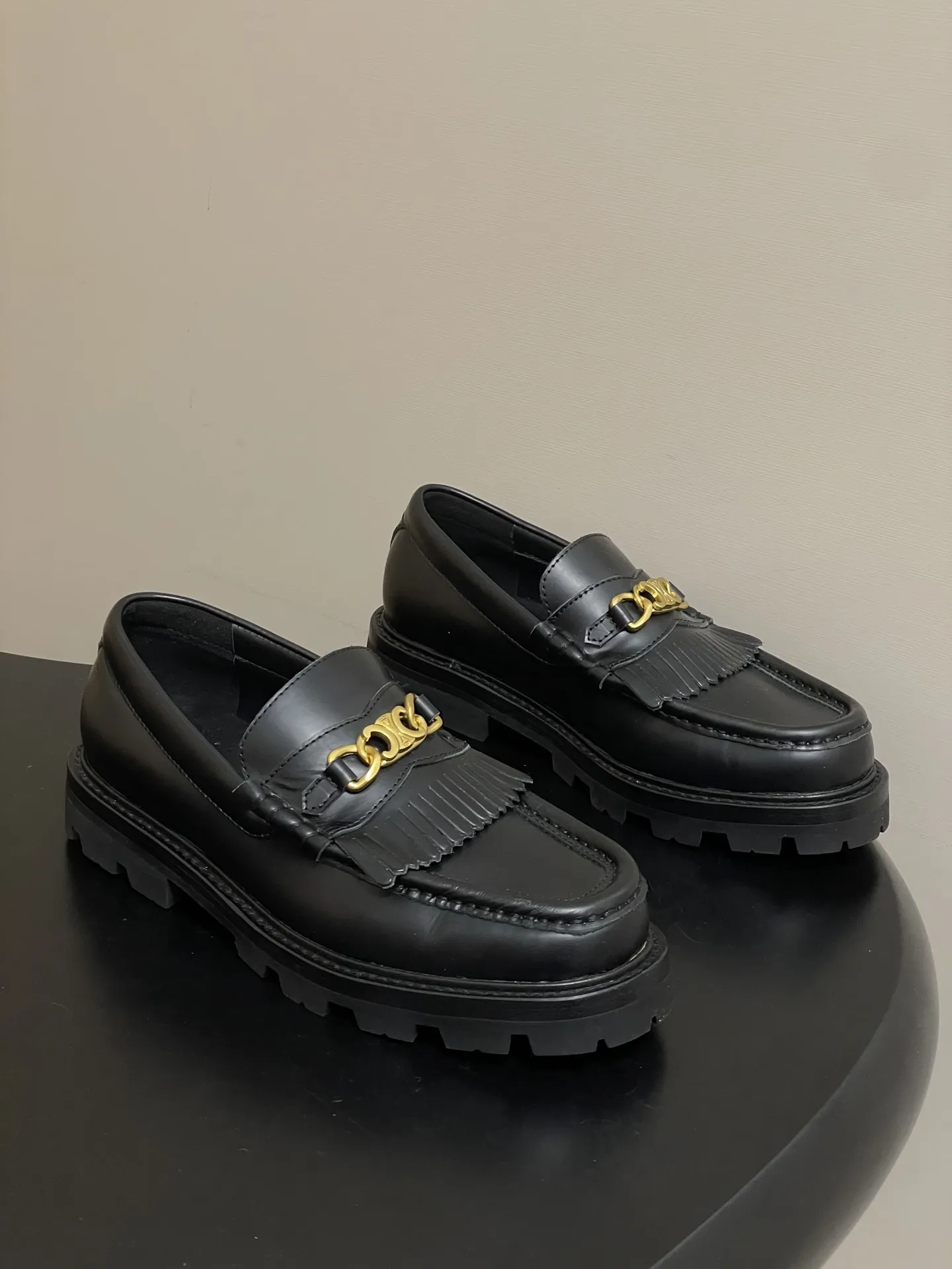 p310-顶级品质 26Fw春夏新款 CELINE 赛琳/思琳 经典凯旋门金属扣乐福鞋流苏吊坠一脚蹬厚底小皮鞋 鞋身点缀凯旋门金属扣/金属流苏，部分款还有金属饰牌，轻奢辨识度拉满。厚底+乐福鞋型，&ldquo;一脚蹬&rdquo;穿脱方便，厚底既增高又比细跟更稳；方头设计修饰脚型，不挤脚趾。 采用亮面/哑光皮革，质感细腻耐用；部分款加入流苏、缝线等复古元素，风格更丰富。属于&ldquo;百搭款&rdquo;搭西装是通勤精英风，搭牛仔裤是松弛休闲感，棕/黑/焦糖色等配色适配不同穿搭场景。 鞋面：定制牛皮 内里垫脚：牛皮 鞋底：真皮沿条/原版私模进口材质多层组合大底 跟高：3cm 码数：35-39（40.41定做不退换）