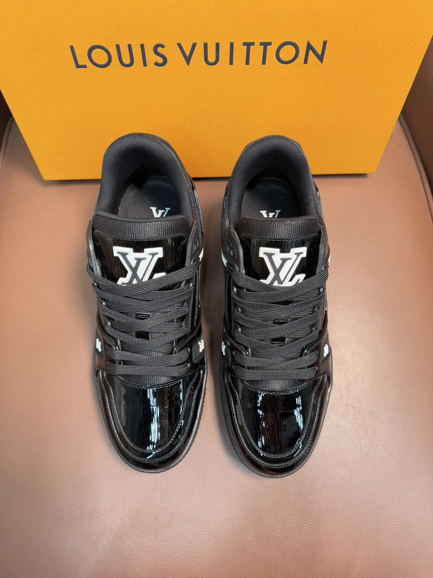 💰440 新款LV TRAINER 系列运动鞋出货本款LV Trainer运动鞋以龟裂效果漆,牛皮革回归新季,搭配橡胶外底,含蓄流露复古气息,展现经典篮球鞋的灵感启发。鞋头嵌入光滑牛皮革细节,鞋面及鞋侧开孔设计,点缀多重品牌元素,鞋舌及两侧饰有LV 字母,外侧饰以手写体路易威登标识,后部饰有 #54标识,双色橡胶外底饰有 Monogram 花卉,织物内里垫脚,延续创新舒适体验。配原盒全套包装! 码数:39-40-41-42-43-44(38/45/46可定做不退换) 标准皮鞋尺码