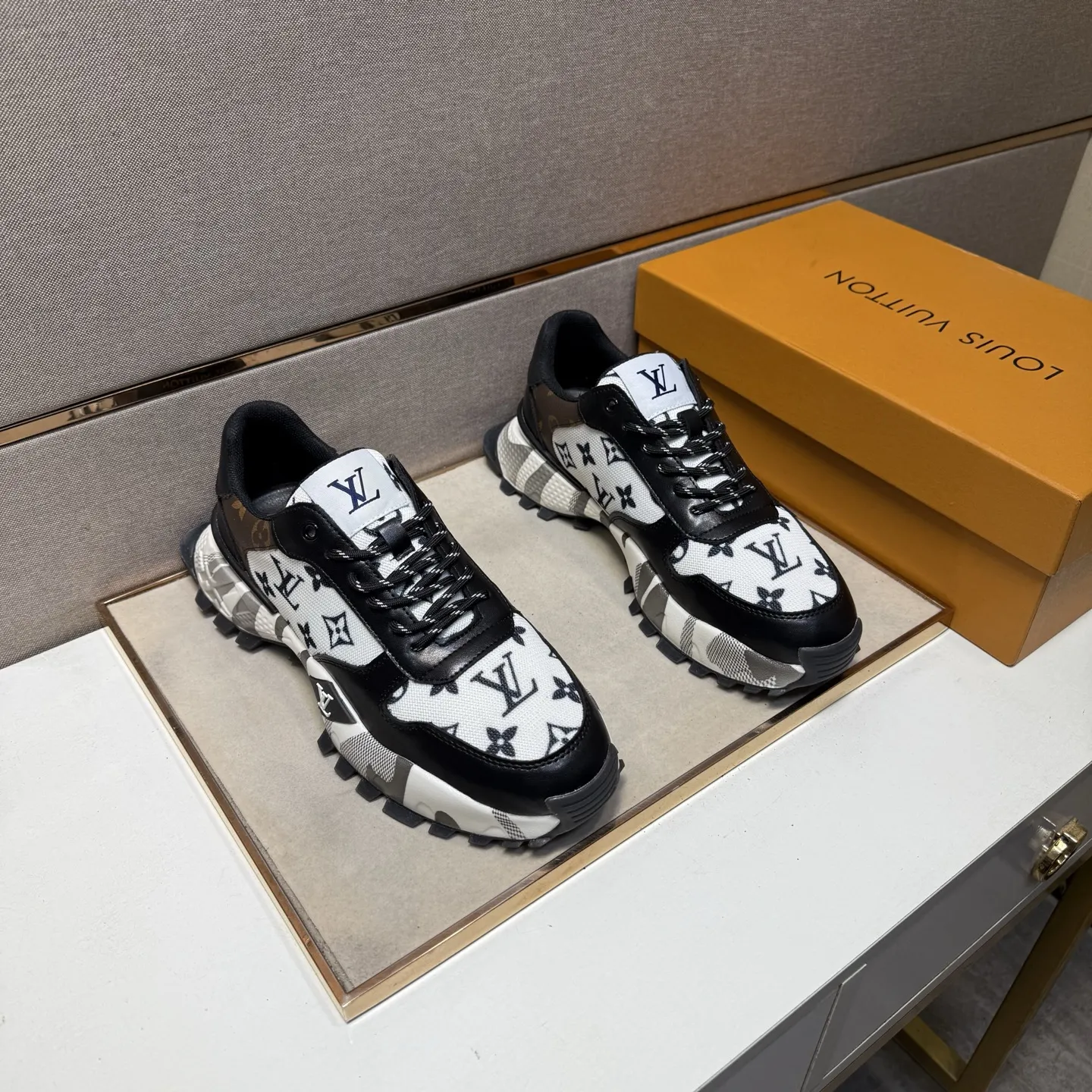 ⬛️出厂价p241【LV~】男士休闲鞋 2025z柜同步发售 🔶码数:38-44#️⃣ 🔷2个颜色🔜鞋面选用多材质拼接➕网布内里,舒适透气,鞋底:原版舒适耐磨大底,⚠️实物📱拍摄🎬实物更赞📢📢📢