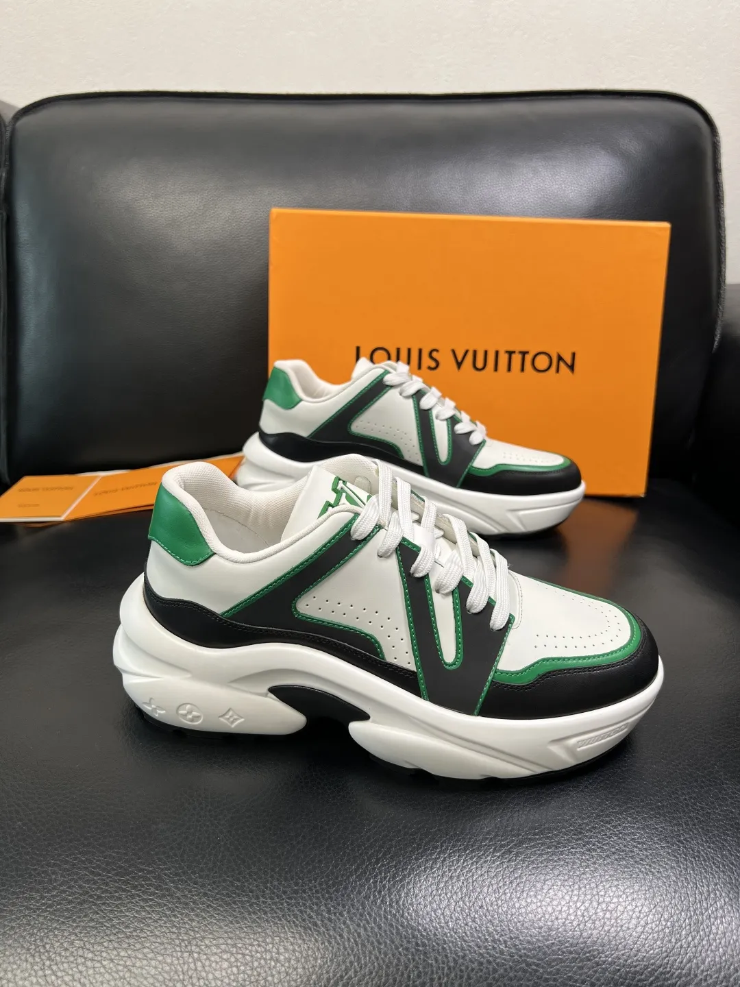 P440 Lv 高品质 顶级工艺品 路易威登，专柜同步原厂配置，鞋面意大利进口，高品质拼接缤纷色彩复杂工艺品，进口牛皮里垫柔软舒适，鞋底：原厂特供原版底，TPU独家活动成型底超级舒适，原厂跟单货，码数 39-44 （订做 45 ）