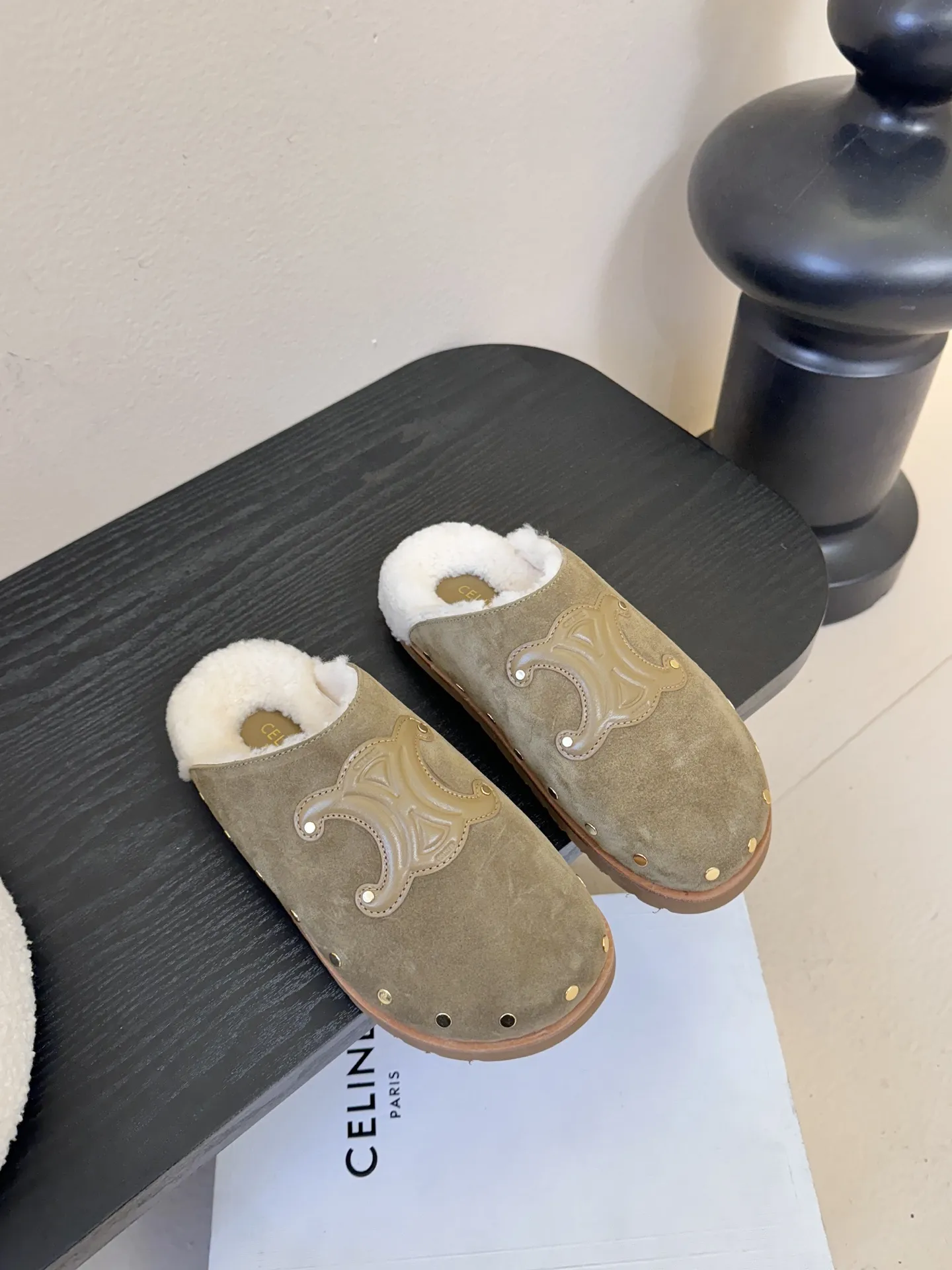 💰280 CELINE&middot;思琳 赛琳最新呈现PITEA木屐羊毛厚底穆勒鞋毛拖系列。顶级版本后跟原版牛皮包中底3D立体logo，原版定制羊毛完美契合专柜颜色，原版私模进口材质多层组合大底。女码：35-39 4041定制