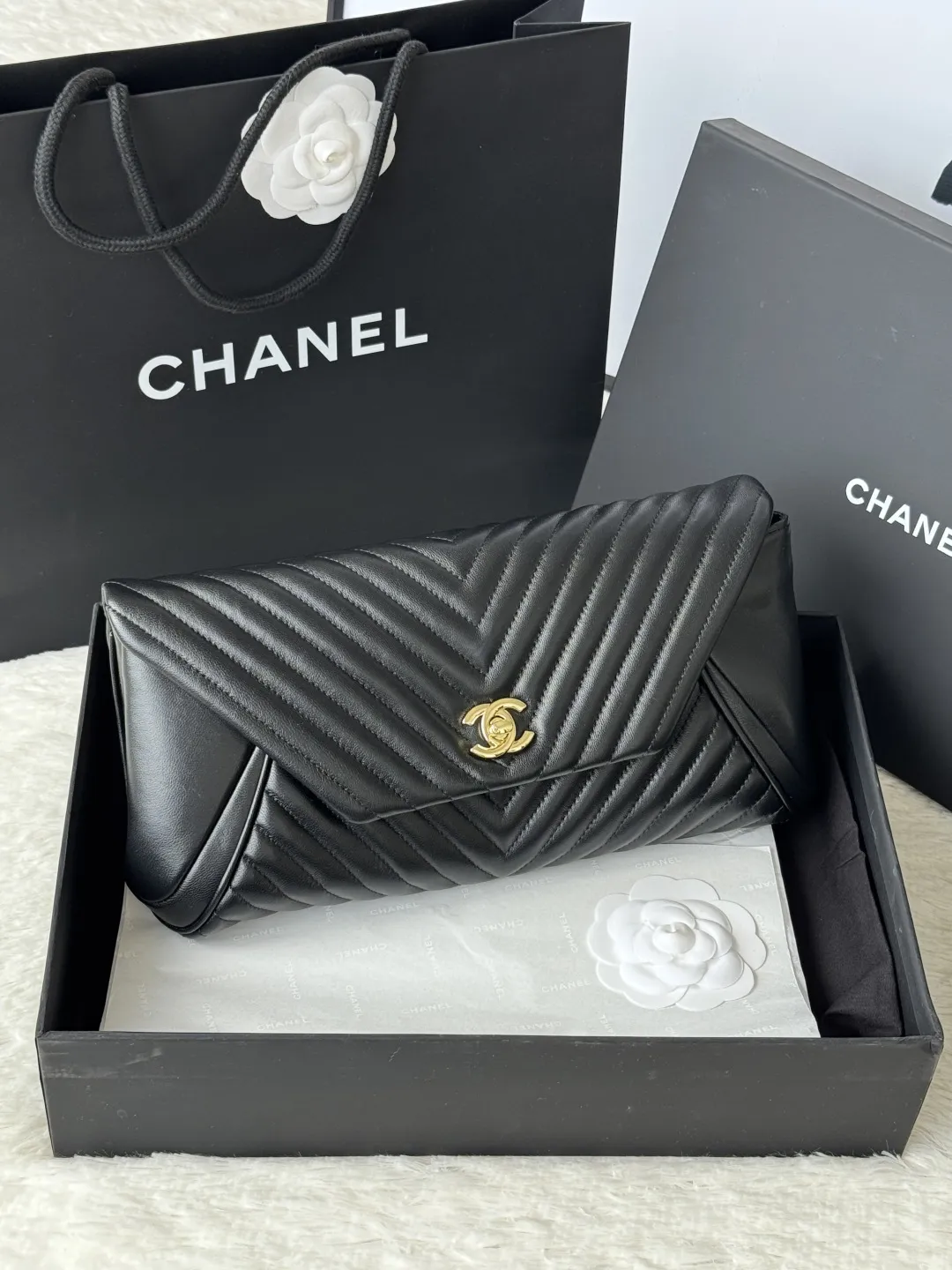 💰450💰小香 chanel 原单羊皮手包 这款手包演绎时尚风格 手感舒适的羊皮结合经典V格， 与独特的翻盖设计，整体造型完美融合。 兼并时尚与高雅的魅力。 尺寸：29x14.5cm 编号：9855