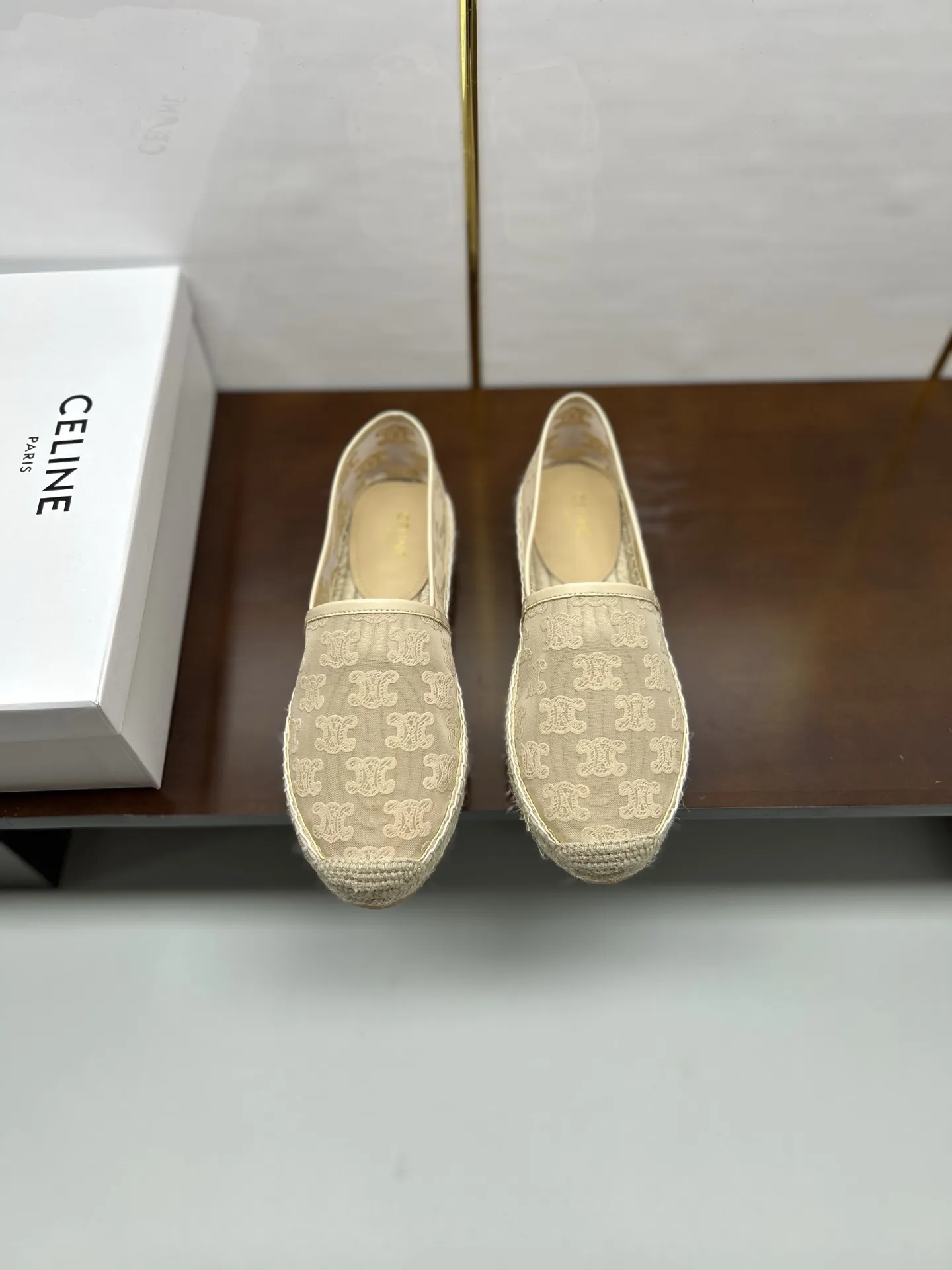 p180💰,2025新品💜Celine/赛琳 顶级代购货,最高版本渔夫鞋 专柜2025 早春 新款 Celine羊皮字母渔夫鞋系列 ⚡正品级⚡顶级货版本! 1⃣鞋面进口网纱绣花工艺 2⃣水染羊皮内里和垫脚、闪耀夺目、脚感好到爆! 3⃣麻绳编底 4⃣女款:35-40(41,42 定制)