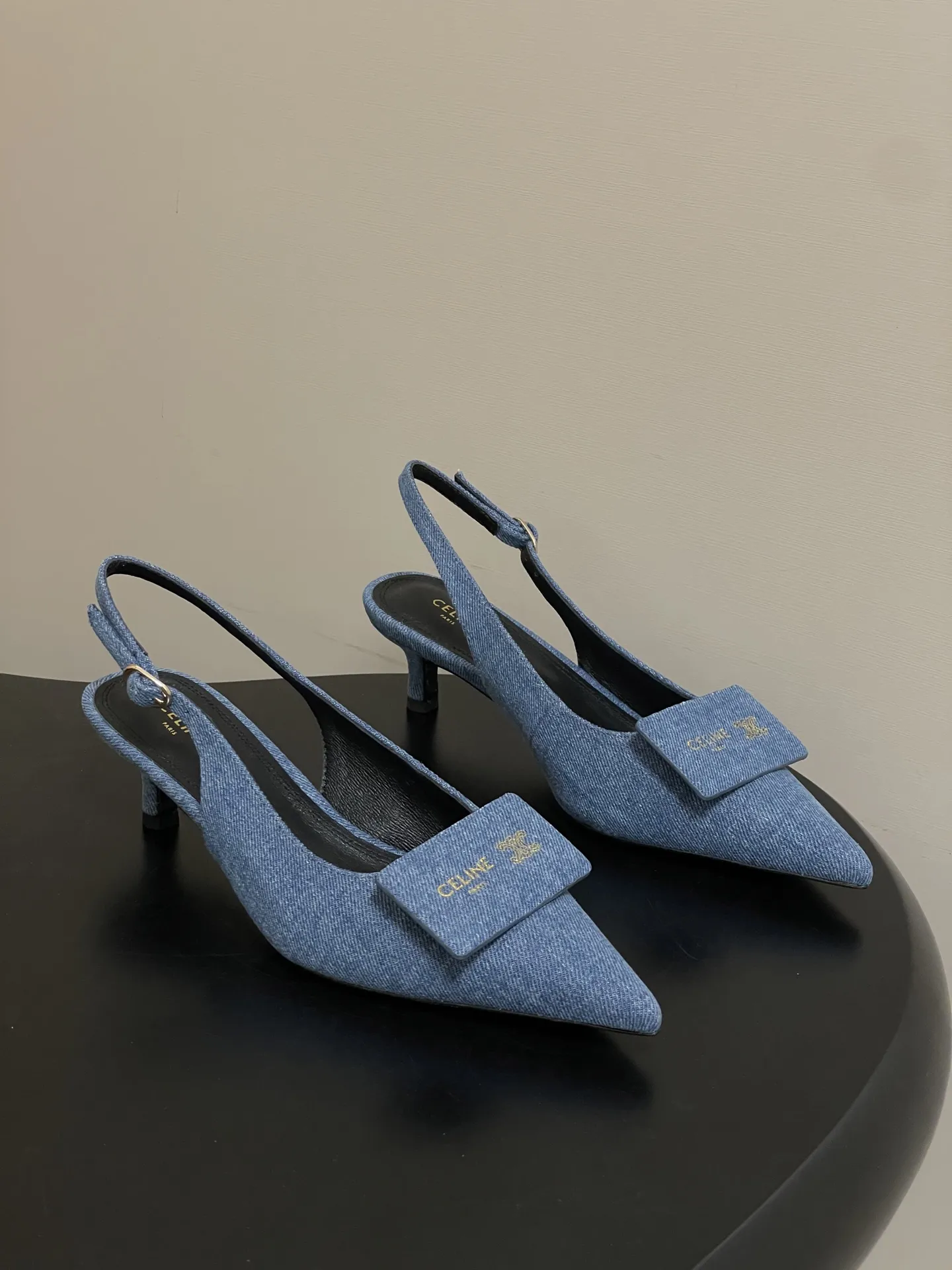 p280- 26Fw春夏新款CELINE 赛琳 思琳凯旋门小猫跟名片鞋方扣后空凉鞋 质感巨高级!鞋头那块“金属铭牌”设计绝了,既有品牌辨识度,又把法式慵懒和干练感揉在一起,后空绑带还特显脚踝细~ 尖头把脚型衬得巨好看,小猫跟走路也稳,通勤、约会都能穿。配黑西装是“都市女精英”,搭裙子又变“法式氛围美人”,感觉脚踩的不是鞋,是高级感开关啊!每走一步都像在散发“姐很贵但很好搭”的信号,谁能拒绝这种精致感啊~ 鞋身正面有小巧的CELINE金属徽标装饰,低调又凸显品牌辨识度,鞋内也印有品牌字样。平底设计搭配柔软皮质,兼顾了舒适度与日常实穿性,适合通勤、休闲等多种场合。 鞋面:羊皮 内里垫脚:羊皮 鞋底:意大利真皮大底 码数:35-39(40.41定做不退换)