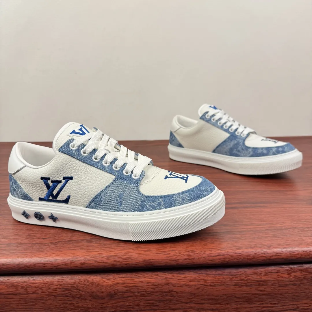 （Louis Vuitton）路易威登 新款男士牛仔丹宁系列板鞋！ 堪称潮流与经典的完美碰撞💥 白蓝渐变丹宁拼接白色皮革，搭配黑灰老花丹宁款，两种配色各有韵味。标志性LV字母logo醒目又不张扬，鞋身的丹宁纹理带着复古做旧质感，街头范儿拉满。橡胶鞋底脚感轻盈，不管是日常出街还是搭配休闲造型，都能轻松hold住。细节处尽显匠心，鞋型利落贴合脚型，老花丹宁的复古肌理与现代板鞋轮廓融合，把法式奢潮的腔调拿捏得死死的。一双鞋解锁N种穿搭可能，是潮人鞋柜里的必备款～全套包装！ 尺码：39-40-41-42-43-44皮鞋尺码（可定制38.45.46） 💰350