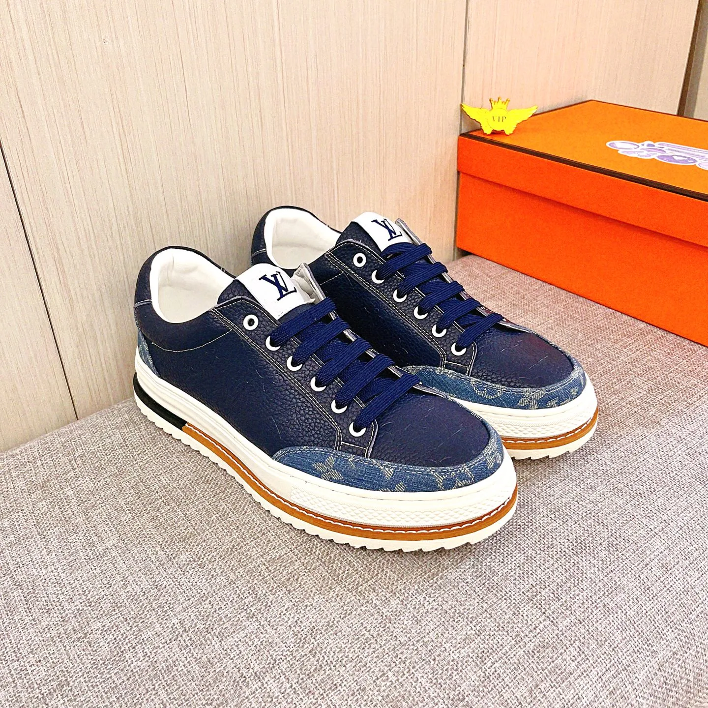 🚘🚘工厂批 220💰🔥【LV】🔥路易威登男鞋高端品牌 官网1：1最新力作：鞋面采用意大利进口头层牛皮搭配舒适透气内里➕原版防滑耐磨大底制作🔥，让行走更加便捷舒适！独家新款，惊世之作，与官方的质量相比美的1：1复刻[色]！打造时尚个性衬托你的与众不同！潮男必备!经典🔥尺码:38-44 颜色： 🔥 2⃣️色可选🔥