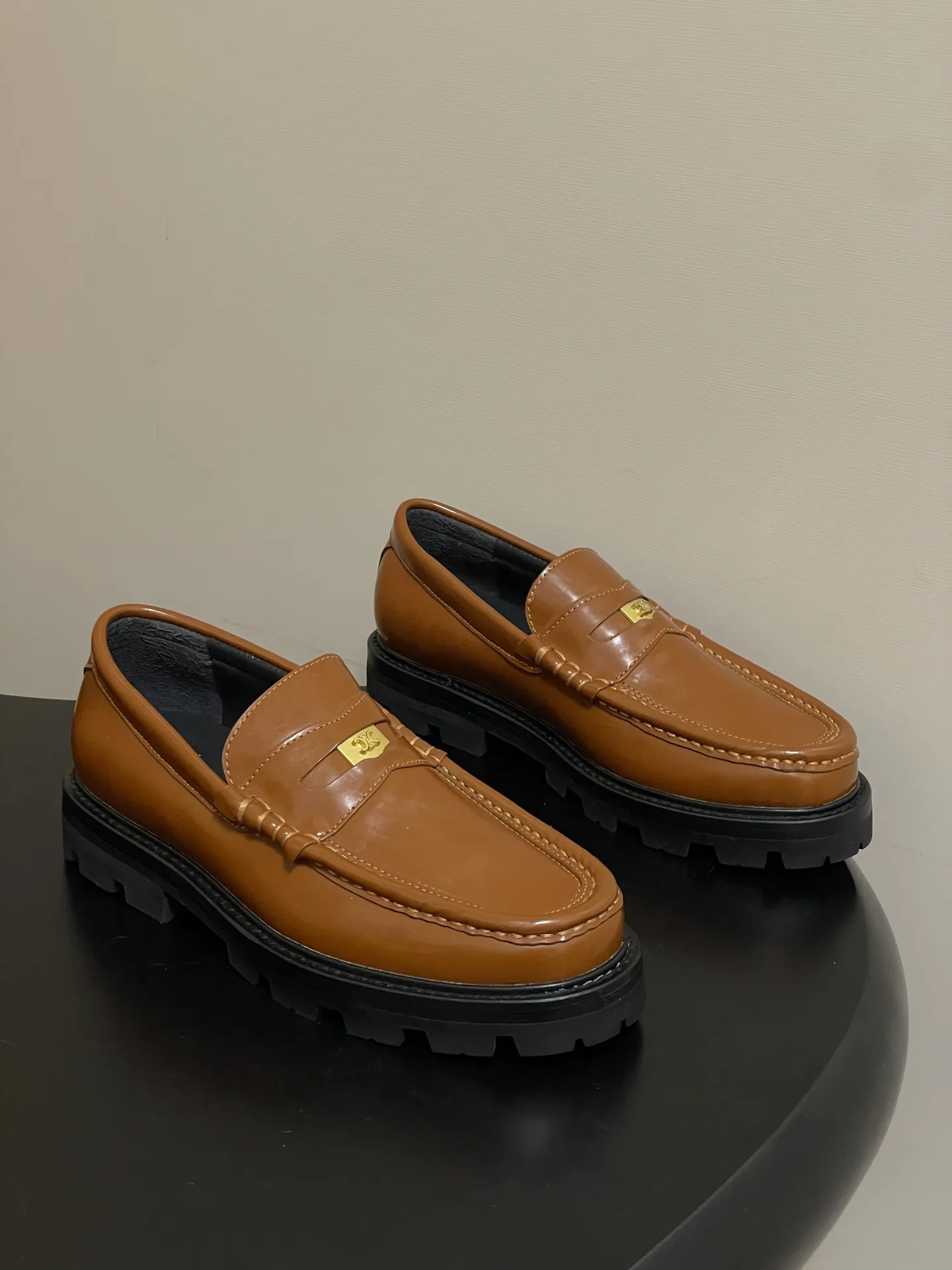 p310-顶级品质 26Fw春夏新款 CELINE 赛琳/思琳 经典凯旋门金属扣乐福鞋一脚蹬厚底小皮鞋 鞋身点缀凯旋门金属扣/金属流苏,部分款还有金属饰牌,轻奢辨识度拉满。厚底+乐福鞋型,“一脚蹬”穿脱方便,厚底既增高又比细跟更稳;方头设计修饰脚型,不挤脚趾。 采用亮面/哑光皮革,质感细腻耐用;部分款加入流苏、缝线等复古元素,风格更丰富。属于“百搭款”搭西装是通勤精英风,搭牛仔裤是松弛休闲感,棕/黑/焦糖色等配色适配不同穿搭场景。 鞋面:定制牛皮 内里垫脚:牛皮 鞋底:真皮沿条/原版私模进口材质多层组合大底 跟高:3cm 码数:35-39(40.41定做不退换)