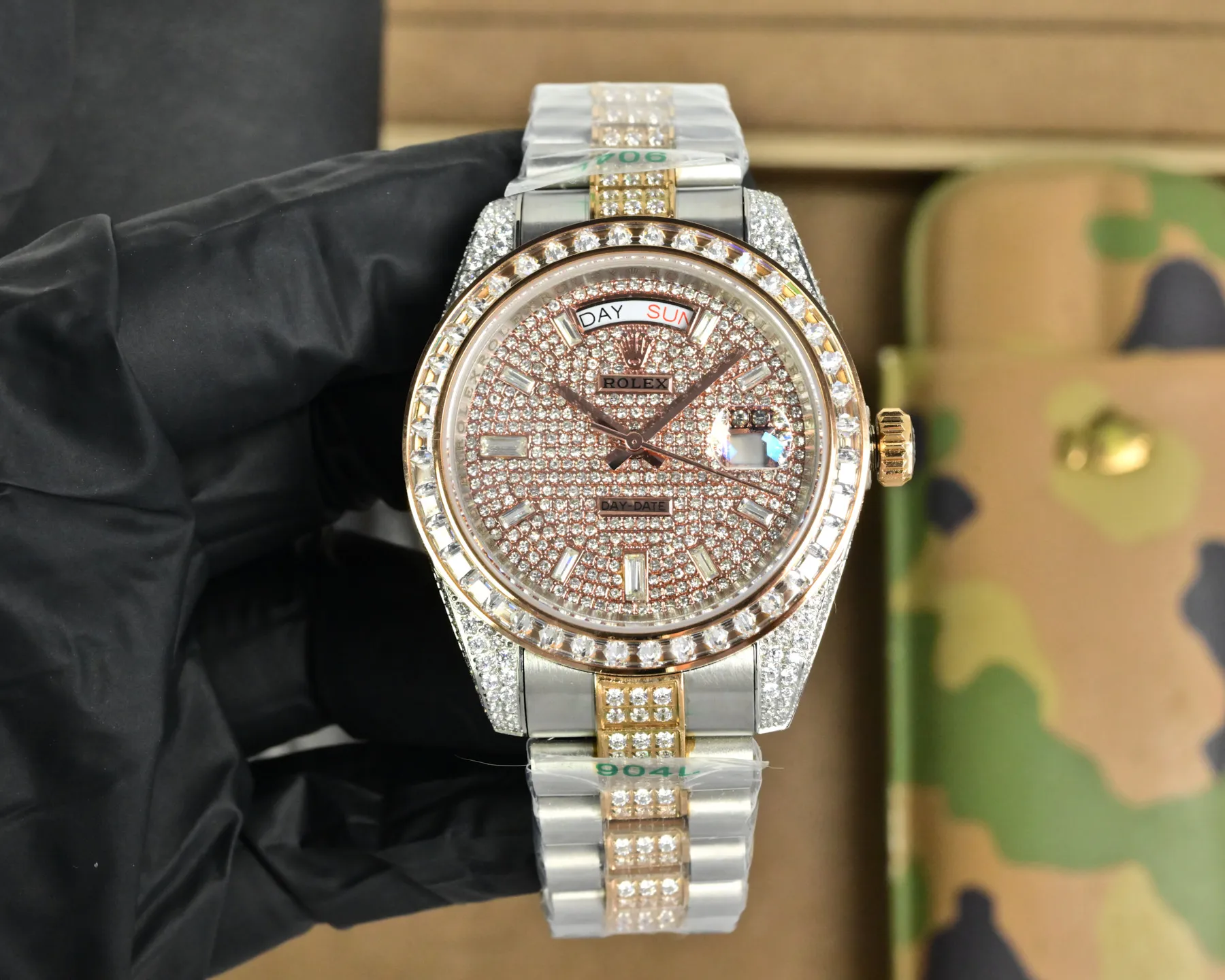 白壳880 玫金900 劳力士巅峰之作.升级版全网最具性价比劳力士 星期日志型满天星40mm 满钻土豪版奢华18k纳米技术！2000+颗AAA锆石精心打造！采用全自动进口机械机芯改版刻字3255机芯，整壳同钢带均为镶嵌施华洛世奇水晶钻！使的灯光下闪耀效果更佳！全新搭配三组中钻钢带！41mm原装尺寸，真空电镀不掉色，送礼最佳奢华推荐！