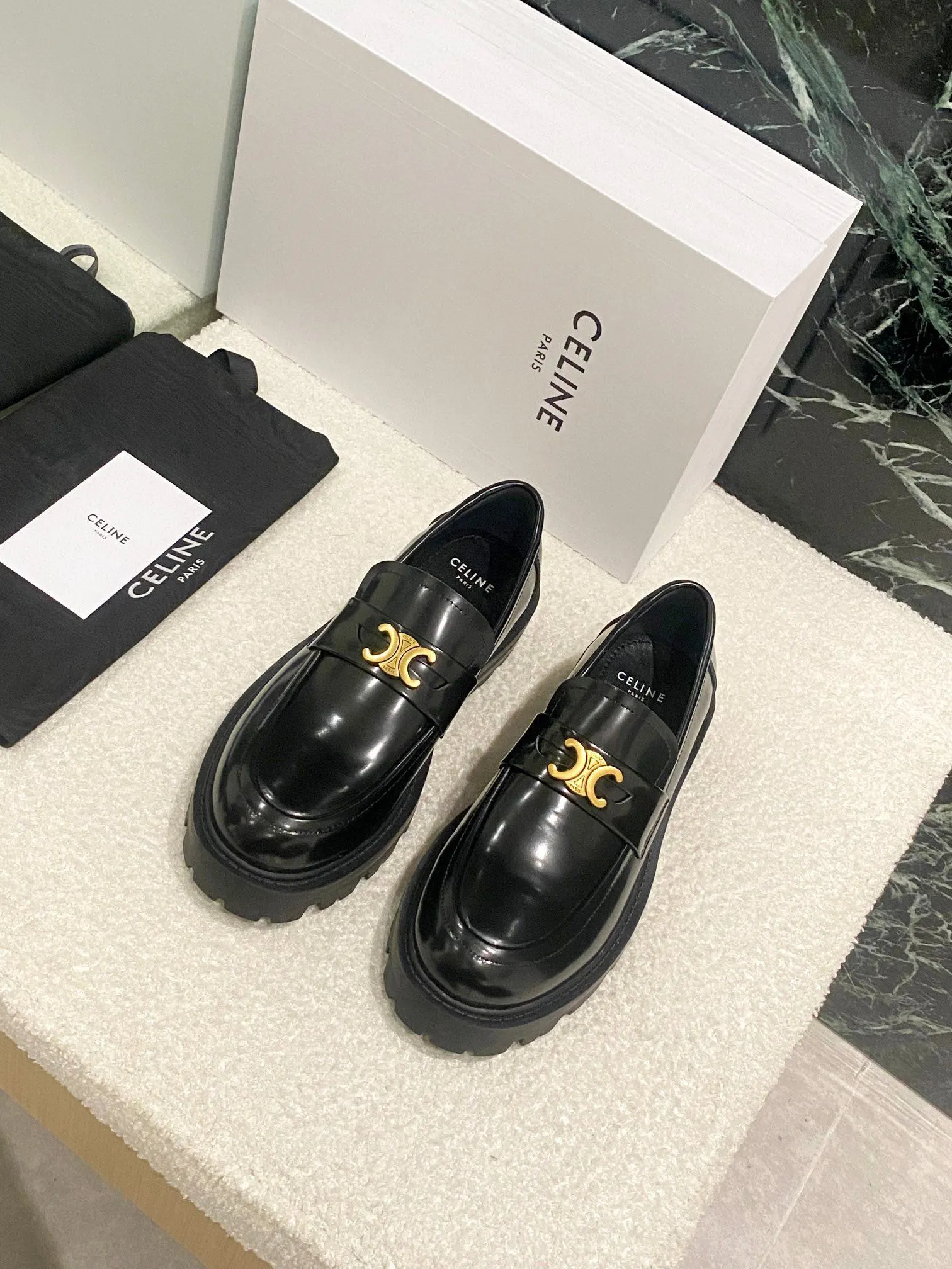 橙子出厂价💰115 CELINE 赛琳 凯旋门厚底乐福鞋单鞋 英伦风小皮鞋 这一季的赛琳真的是开了挂✔️龙年必须要入手一双celine乐福鞋 ,复古风经典款 超级百搭 简单大气 无论裙装裤装都能随意搭配 妥妥的颜霸 上脚无不彰显它的品牌气息 鞋面:特定开边珠牛皮 码数:35-40