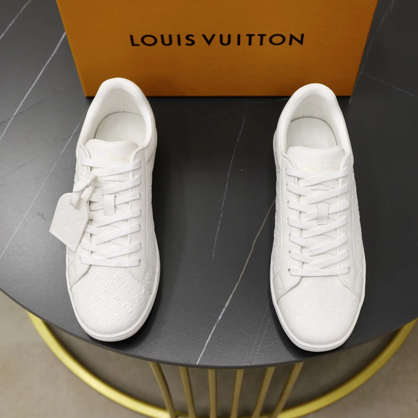 出厂价：260💰顶级原单 品牌：【LOUIS VUITTON 】LV.路易威登 材质： 原工厂牛皮材料 1：1原板大底 舒适内里 款式类型：休闲运动 板鞋 等级：专柜品质 顶级原单 颜色：实物图片色 码数：38&ndash;44（45定制）
