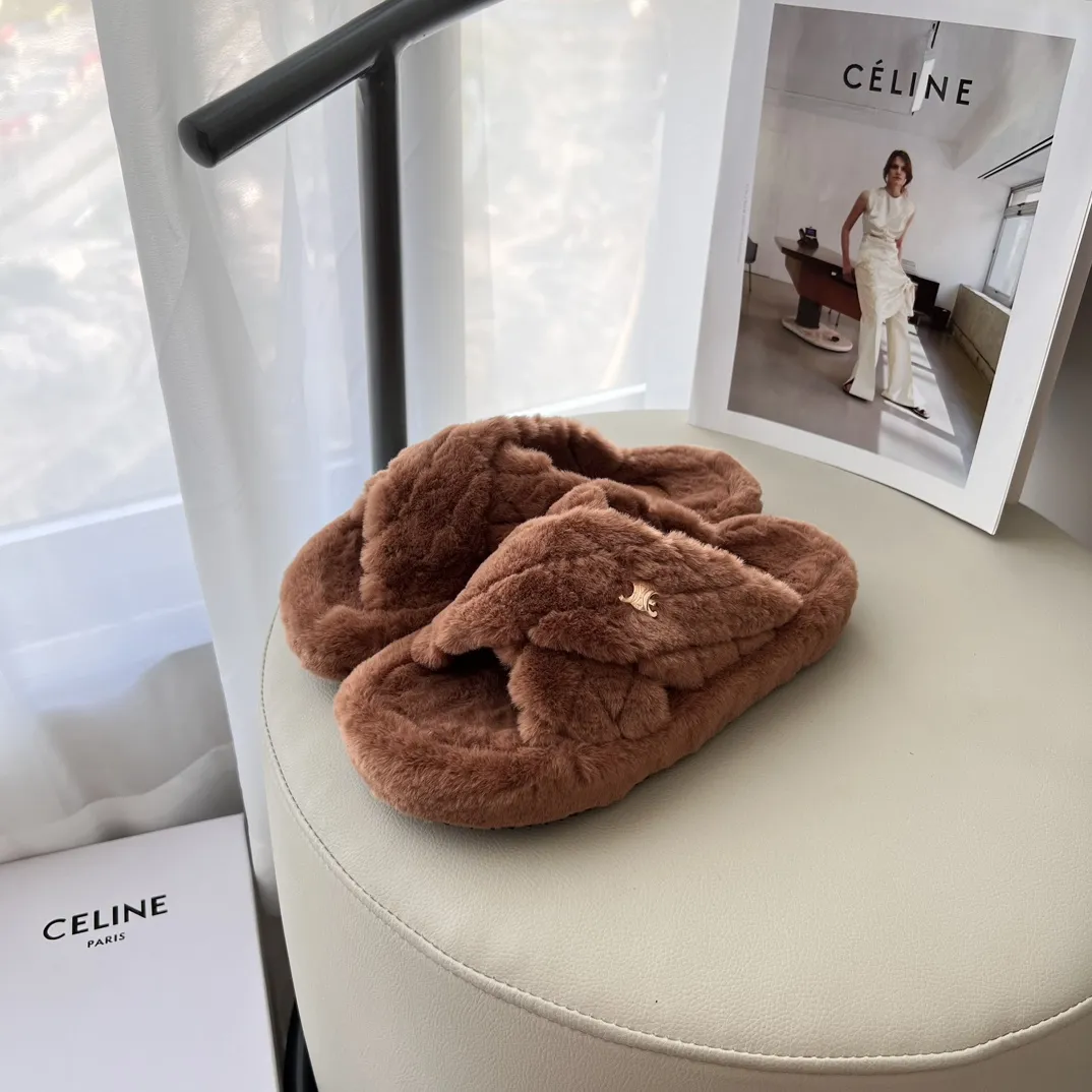橙子出厂价💰95 CELINE 赛琳 2024秋冬新款 凯旋门毛毛拖鞋 太古里街拍热款 时尚穿搭 毛绒绒保暖 秋冬OoTd毛拖 鞋柜新品 ➤ 原版开模 代购版本 ➤ 环保小羊毛 ➤ 垫脚羊毛 ➤ 原版私膜大底 ➤ 全套专柜包装 Size：35-41