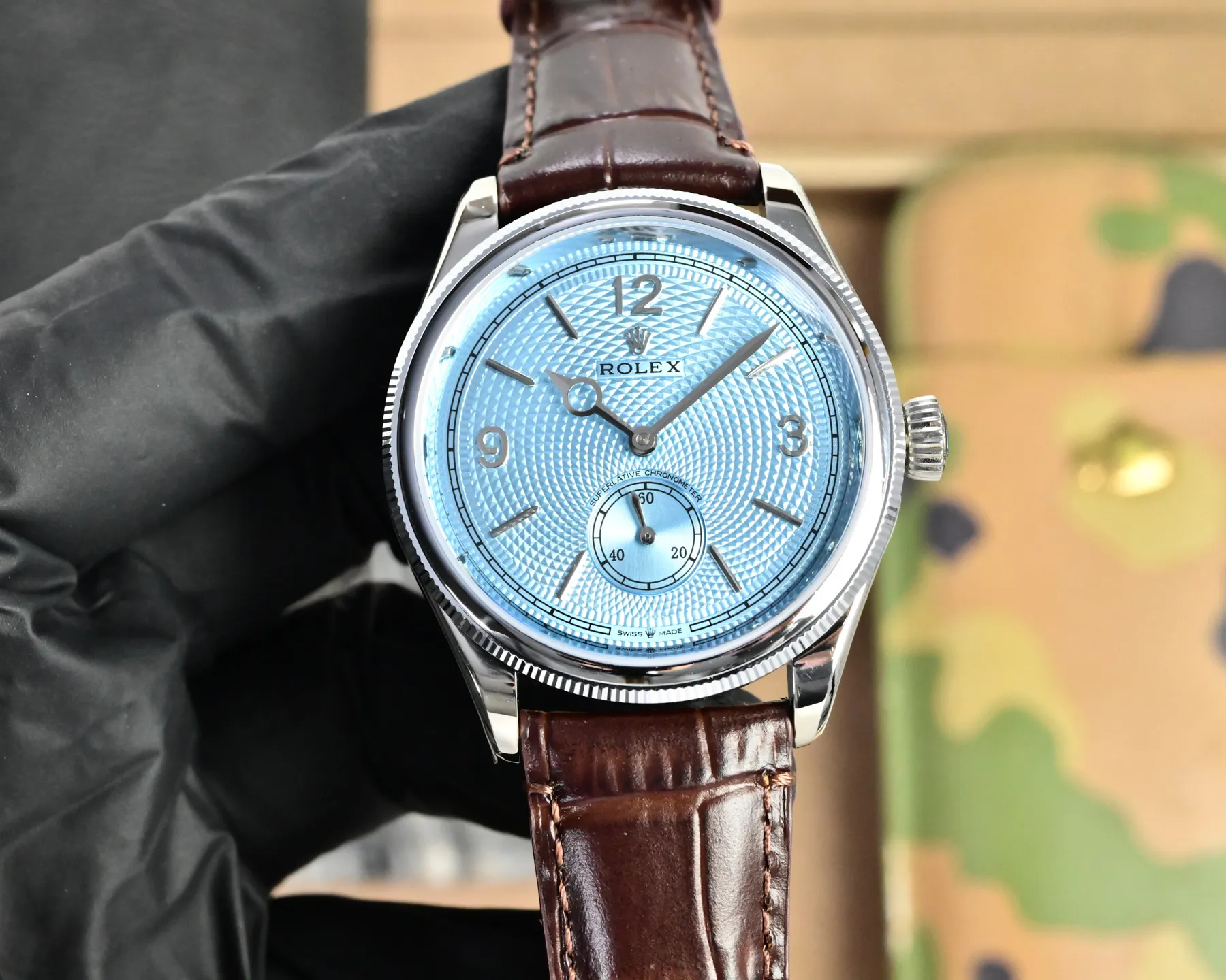 白壳660 金壳680 劳力士切利尼两针半 Rolex恒动1908型m52508-0006小秒型腕表，是劳力士几百年来第一款透底腕表🏅️WN2腕表尺寸：39&times;11mm，独家定制改装自动机械机芯，走时精准稳定性，搭配意大利小牛皮，双褶扣，皮质柔软细腻更加贴合手腕给您带来舒适的佩戴感！ 匠心传承，专注优品送礼最佳奢华推荐请认准独家品质📷