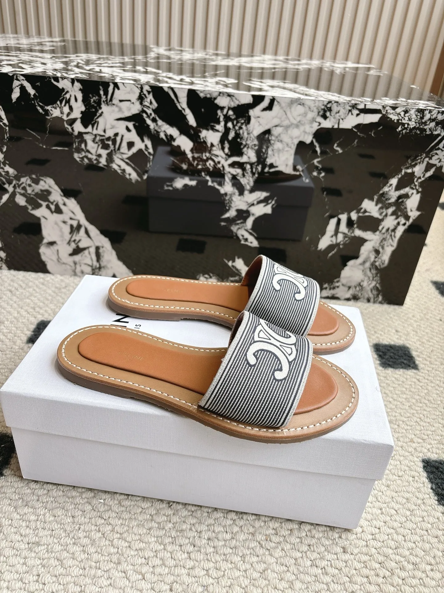 💰260 #顶级版本 Celine 赛琳 25/ 春夏最新款复古凯旋门时髦 凉鞋 夏天搭配袜子 简直绝绝子了‼️复古的点上带上了满分时髦感颜值 绝✔️原版购入开发 依旧最高输出还原 ✔️面料:原版定制编织材料、 ✔️内里:牛皮 ✔️大底:原版开模真皮大底防滑底片 ✔️Size: #35-40(40订做不退换)