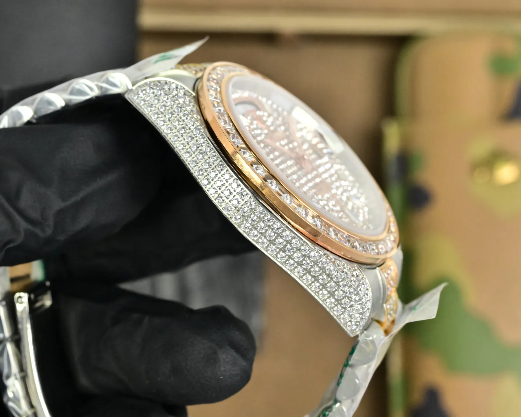 白壳880 玫金900 劳力士巅峰之作.升级版全网最具性价比劳力士 星期日志型满天星40mm 满钻土豪版奢华18k纳米技术!2000+颗AAA锆石精心打造!采用全自动进口机械机芯改版刻字3255机芯,整壳同钢带均为镶嵌施华洛世奇水晶钻!使的灯光下闪耀效果更佳!全新搭配三组中钻钢带!41mm原装尺寸,真空电镀不掉色,送礼最佳奢华推荐!